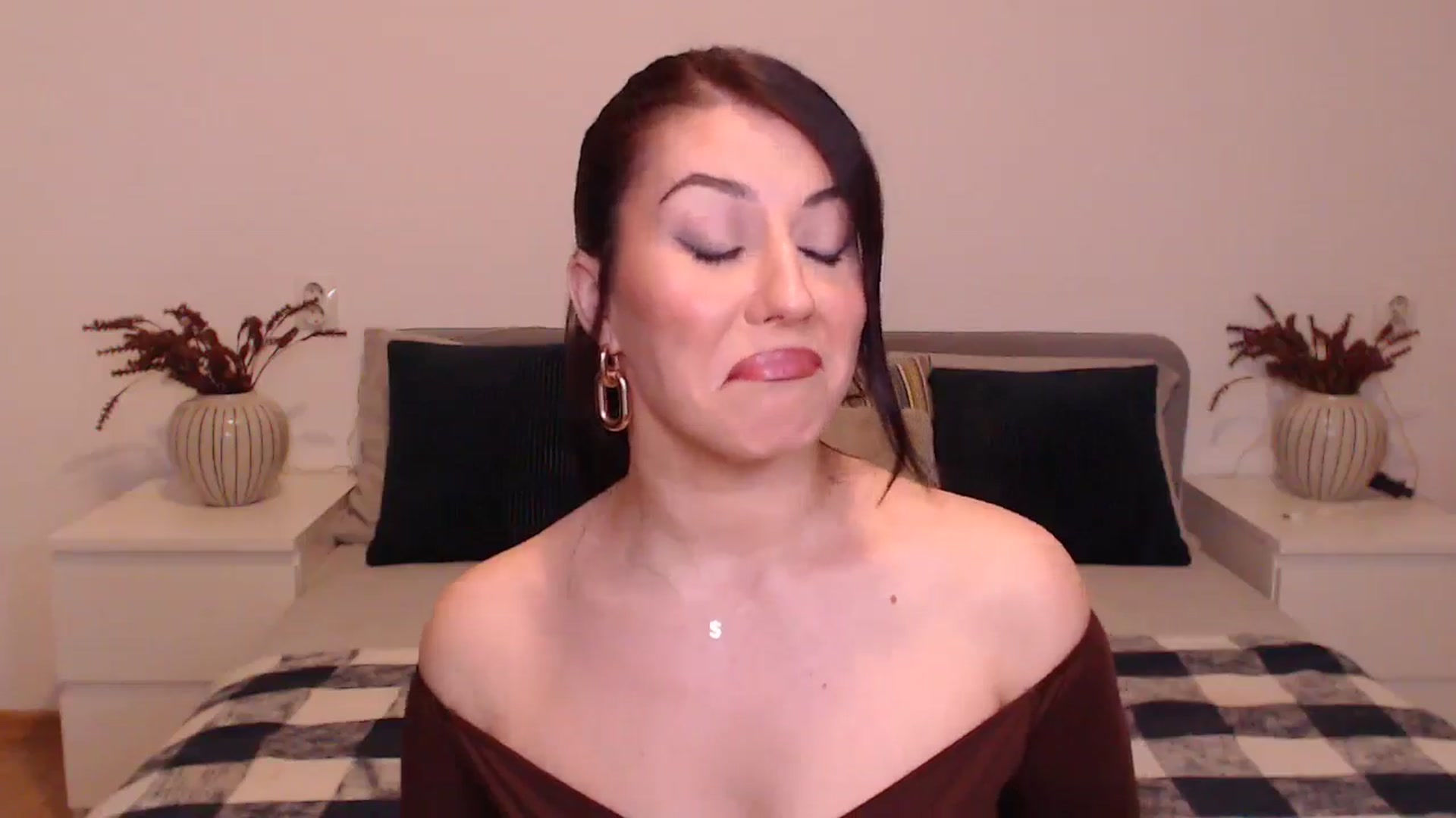 Gallery image thumbnail from BlueStocking's myfreecams stream on, 12/18/2024, 14:52 image 11 of 20