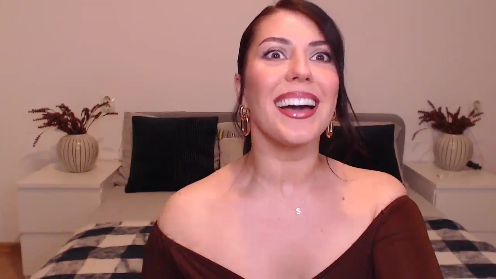 Gallery image thumbnail from BlueStocking's myfreecams stream on, 12/18/2024, 14:52 image 18 of 20