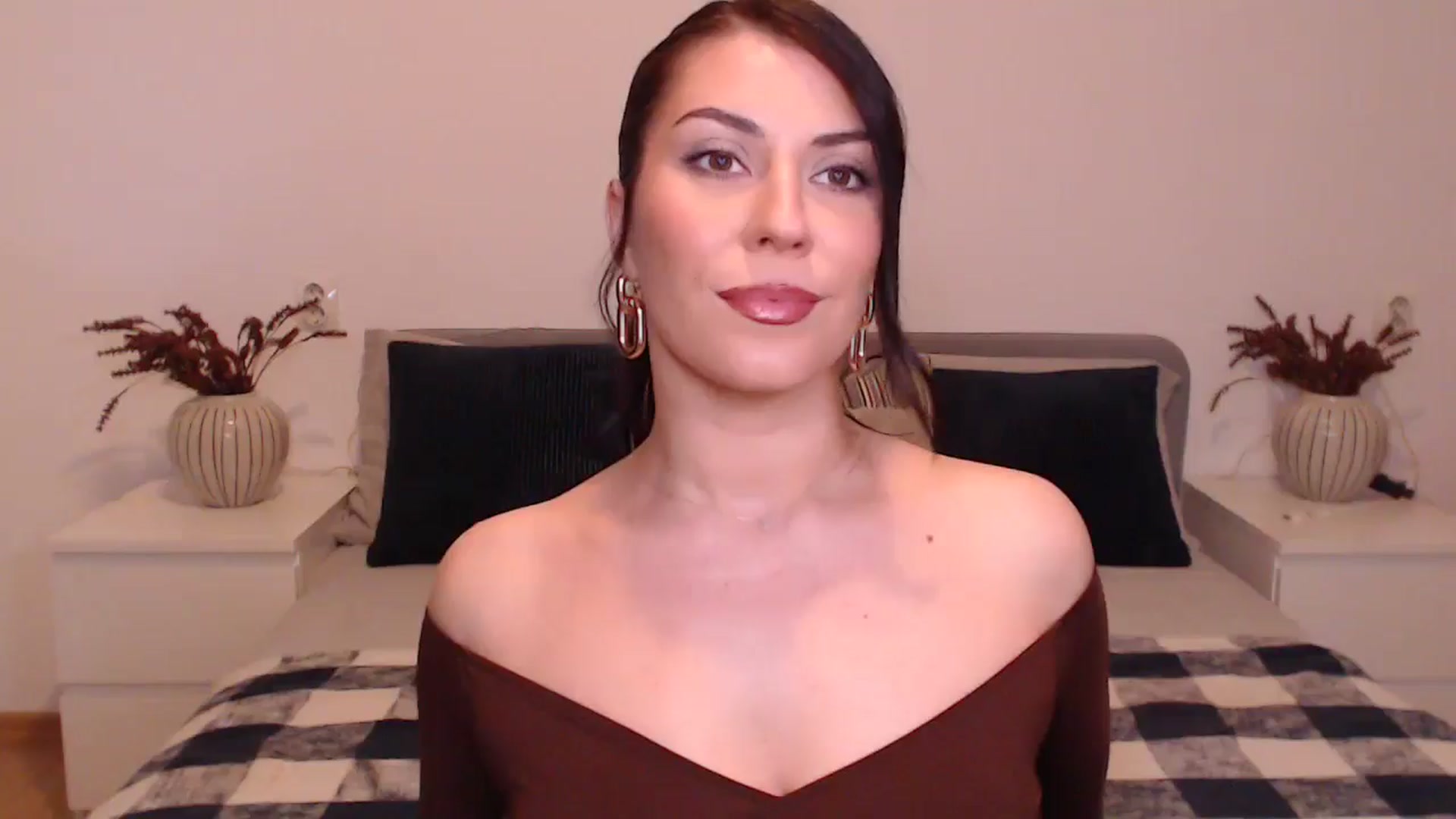Gallery image thumbnail from BlueStocking's myfreecams stream on, 12/18/2024, 14:52 image 2 of 20