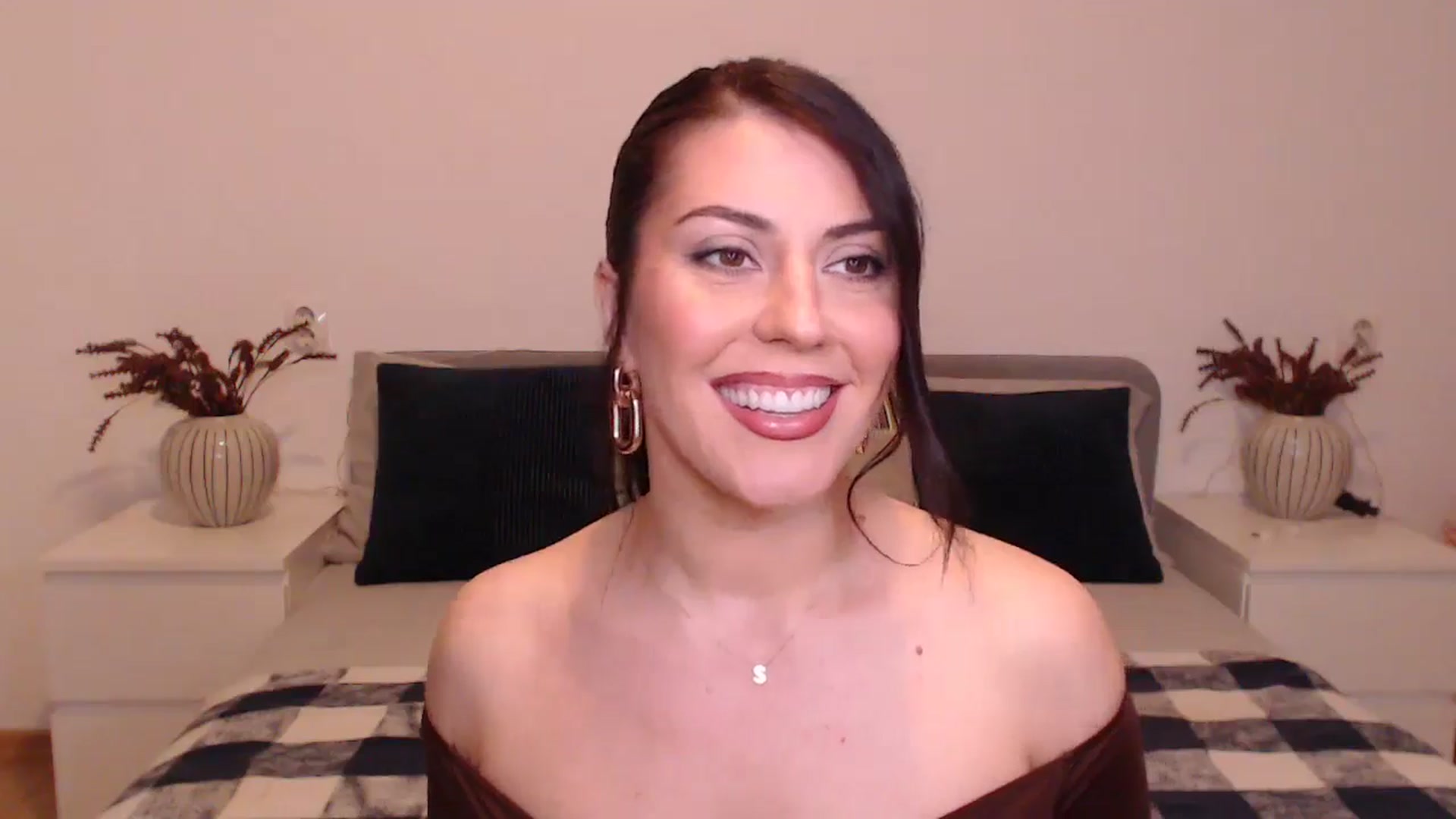 Gallery image thumbnail from BlueStocking's myfreecams stream on, 12/18/2024, 15:50 image 15 of 20