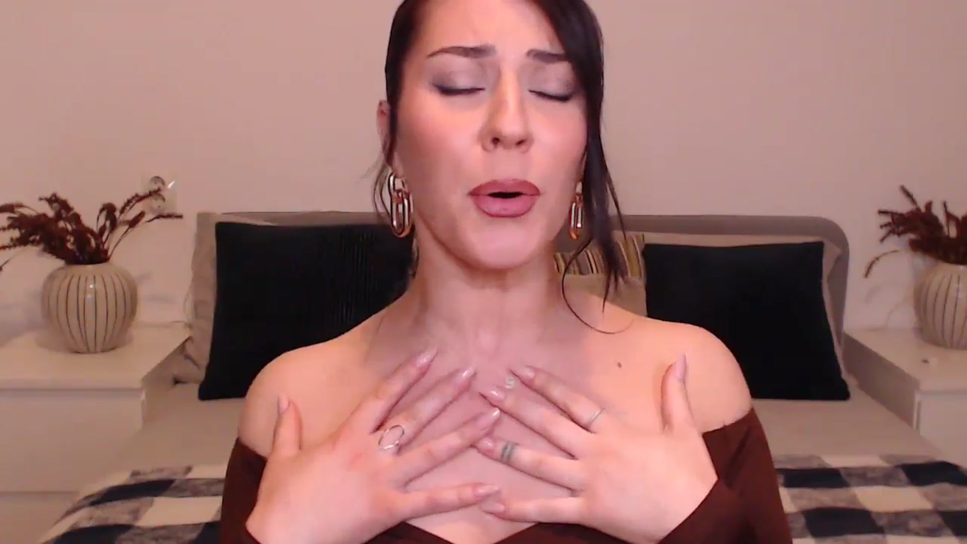 Gallery image thumbnail from BlueStocking's myfreecams stream on, 12/18/2024, 15:50 image 2 of 20