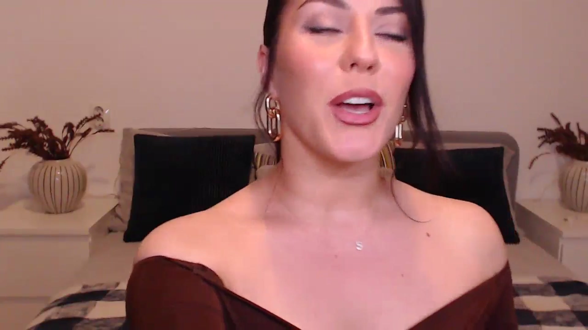 Gallery image thumbnail from BlueStocking's myfreecams stream on, 12/18/2024, 15:50 image 5 of 20