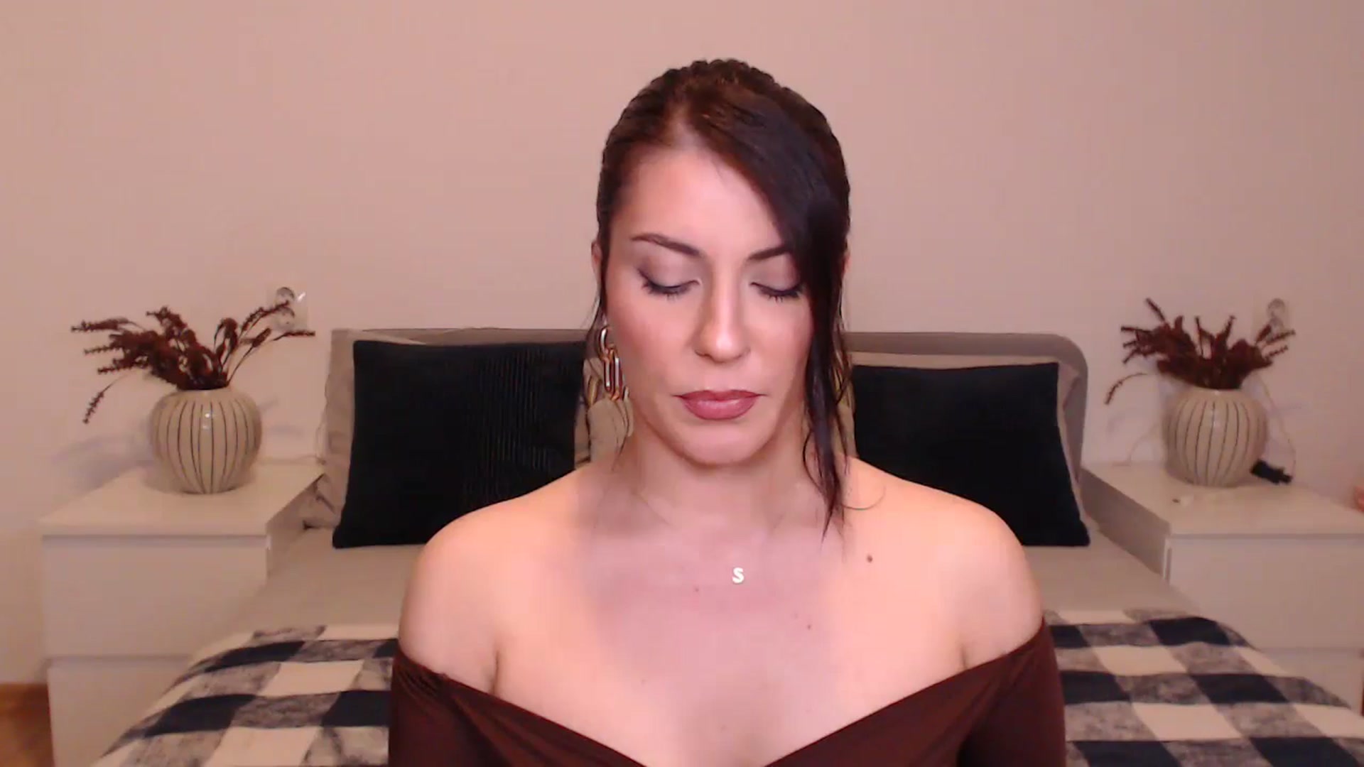 Gallery image thumbnail from BlueStocking's myfreecams stream on, 12/18/2024, 15:50 image 18 of 20