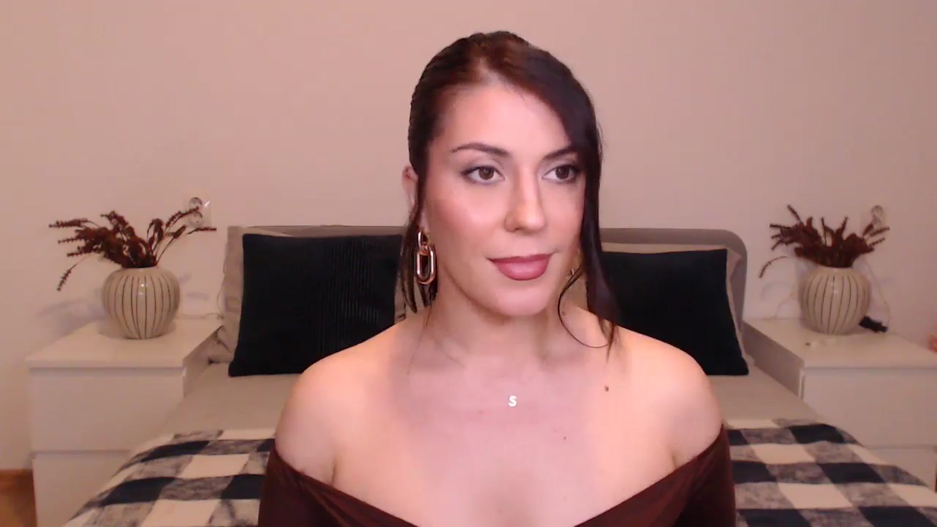 Gallery image thumbnail from BlueStocking's myfreecams stream on, 12/18/2024, 15:50 image 16 of 20