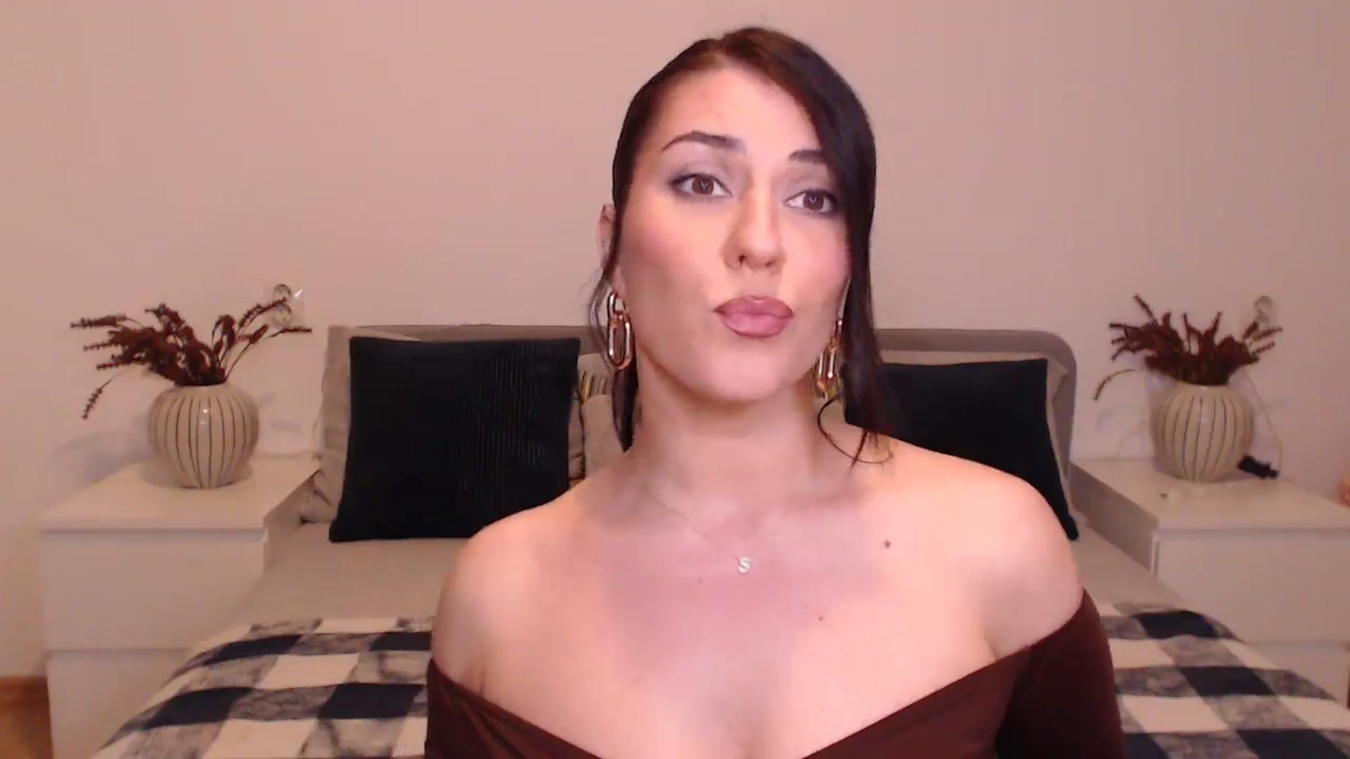Gallery image thumbnail from BlueStocking's myfreecams stream on, 12/18/2024, 15:50 image 13 of 20