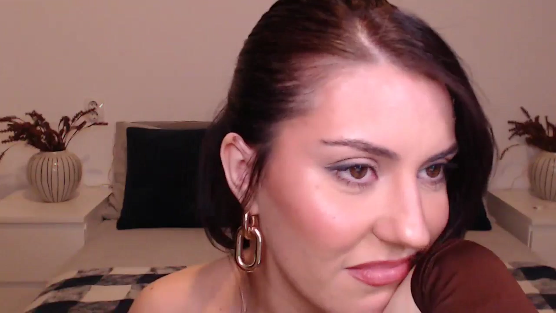 Gallery image thumbnail from BlueStocking's myfreecams stream on, 12/18/2024, 15:50 image 6 of 20