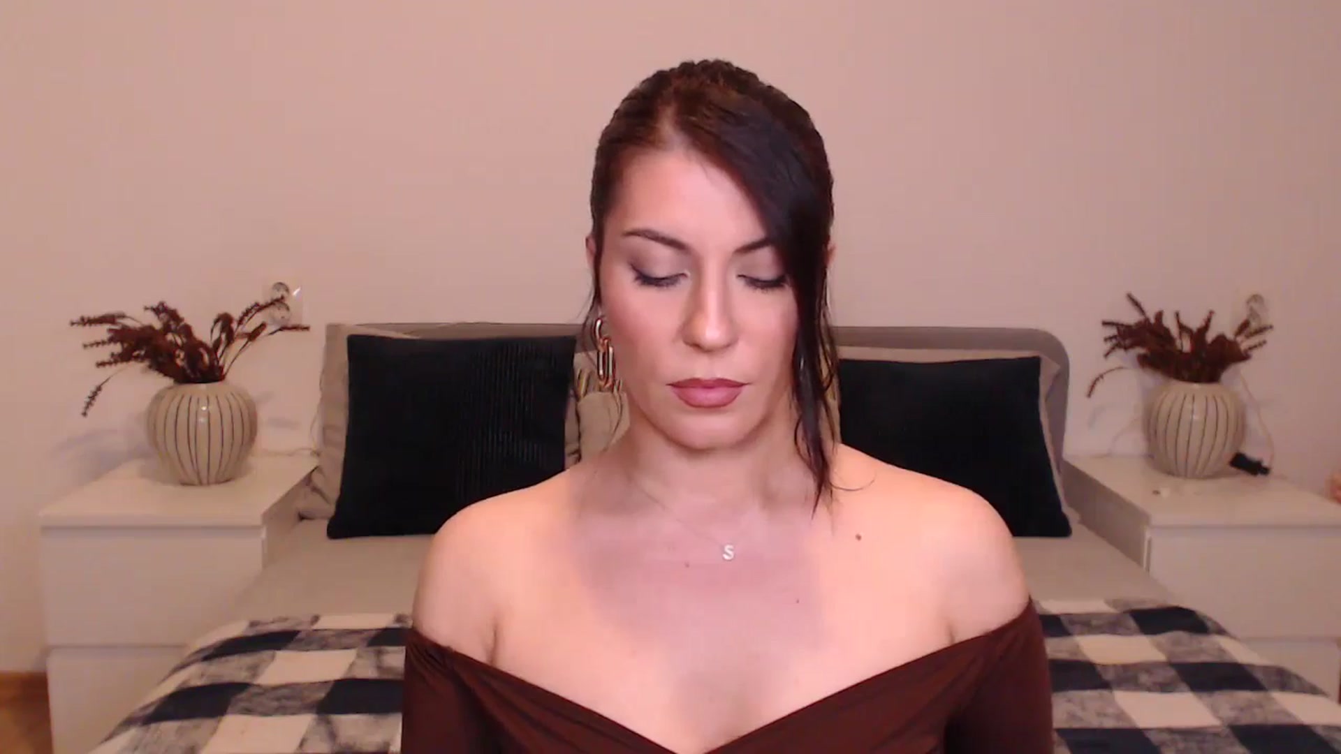 Gallery image thumbnail from BlueStocking's myfreecams stream on, 12/18/2024, 15:50 image 17 of 20