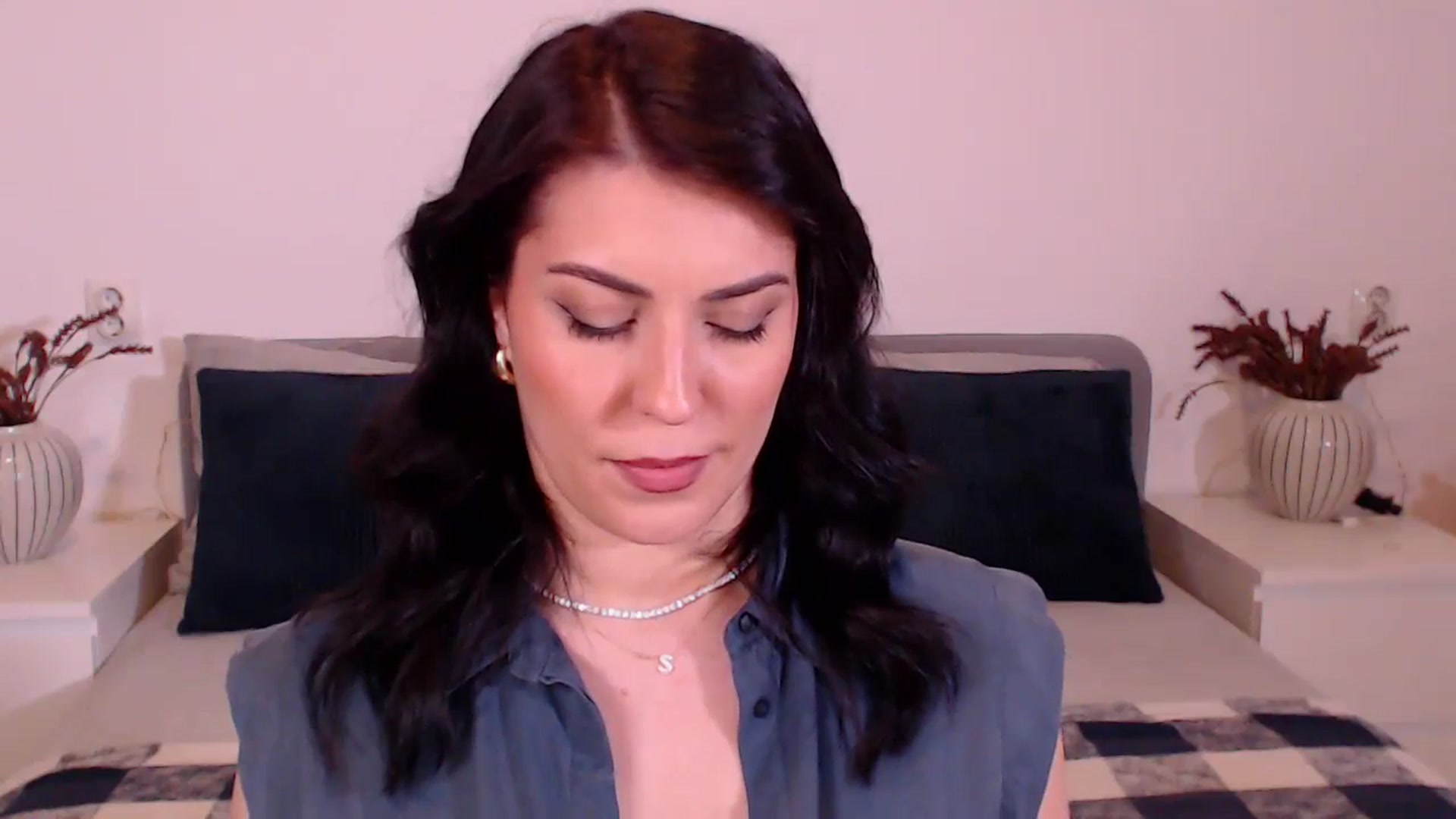 Gallery image thumbnail from BlueStocking's myfreecams stream on, 12/20/2024, 18:40 image 14 of 20