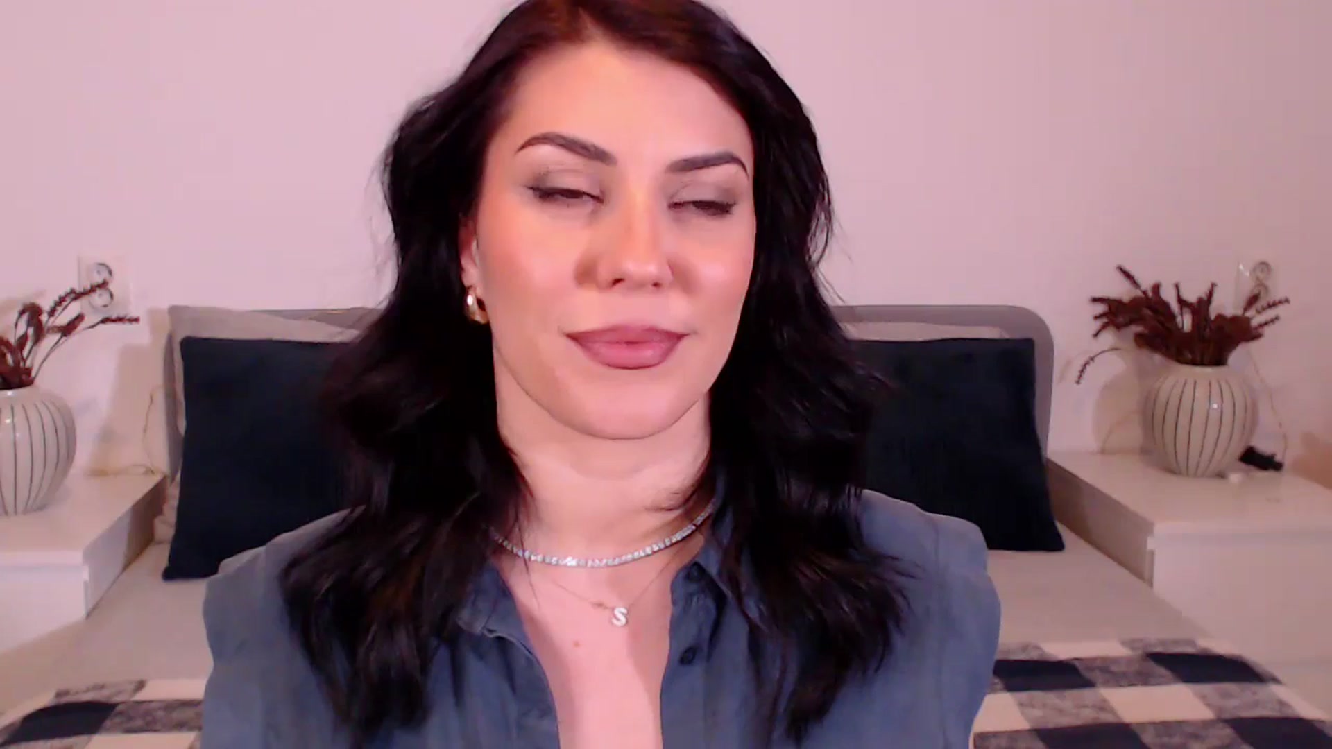 Gallery image thumbnail from BlueStocking's myfreecams stream on, 12/20/2024, 18:40 image 10 of 20