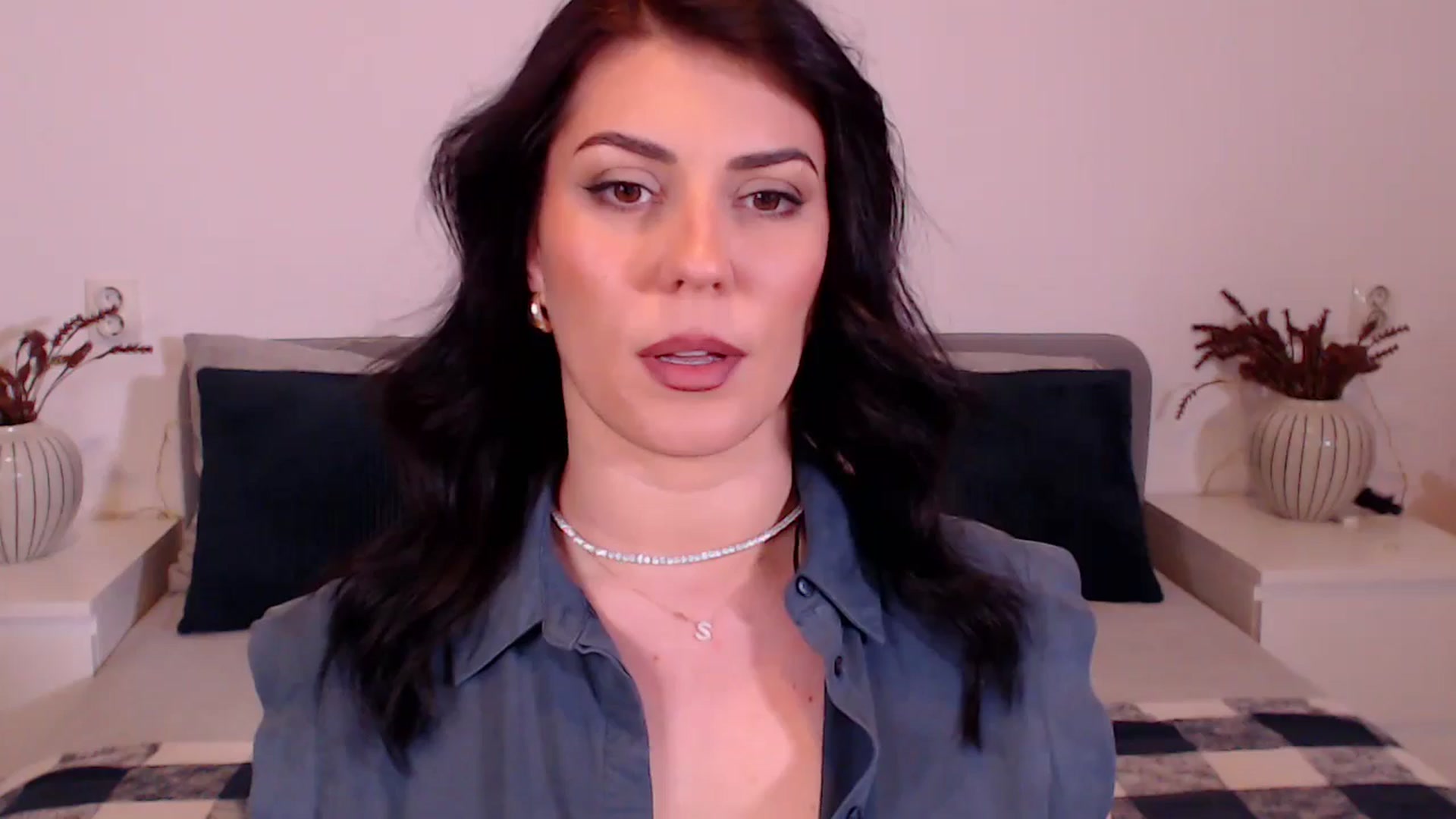 Gallery image thumbnail from BlueStocking's myfreecams stream on, 12/20/2024, 18:40 image 4 of 20
