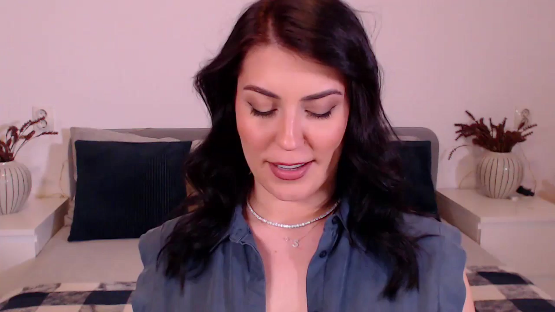 Gallery image thumbnail from BlueStocking's myfreecams stream on, 12/20/2024, 18:40 image 8 of 20