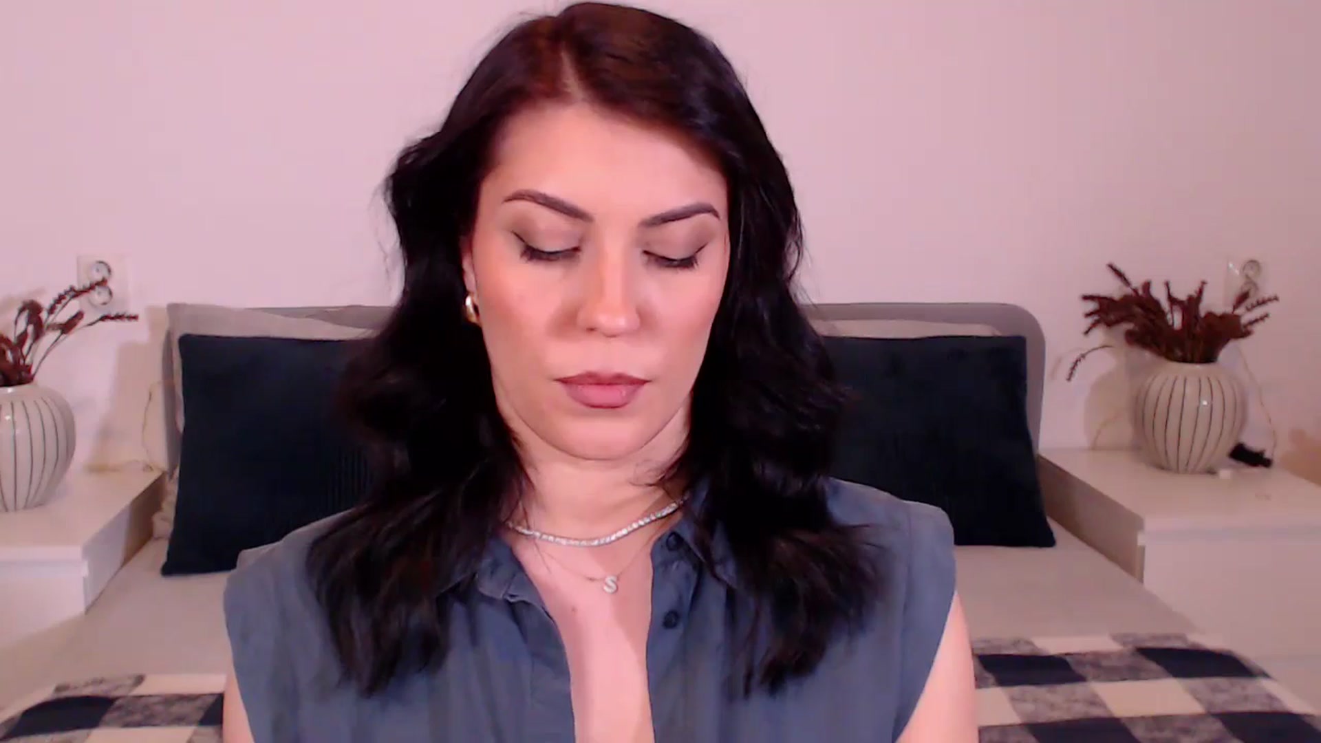 Gallery image thumbnail from BlueStocking's myfreecams stream on, 12/20/2024, 18:40 image 11 of 20
