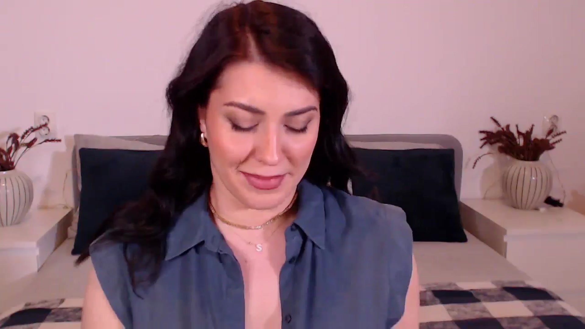 Gallery image thumbnail from BlueStocking's myfreecams stream on, 12/20/2024, 20:05 image 2 of 20