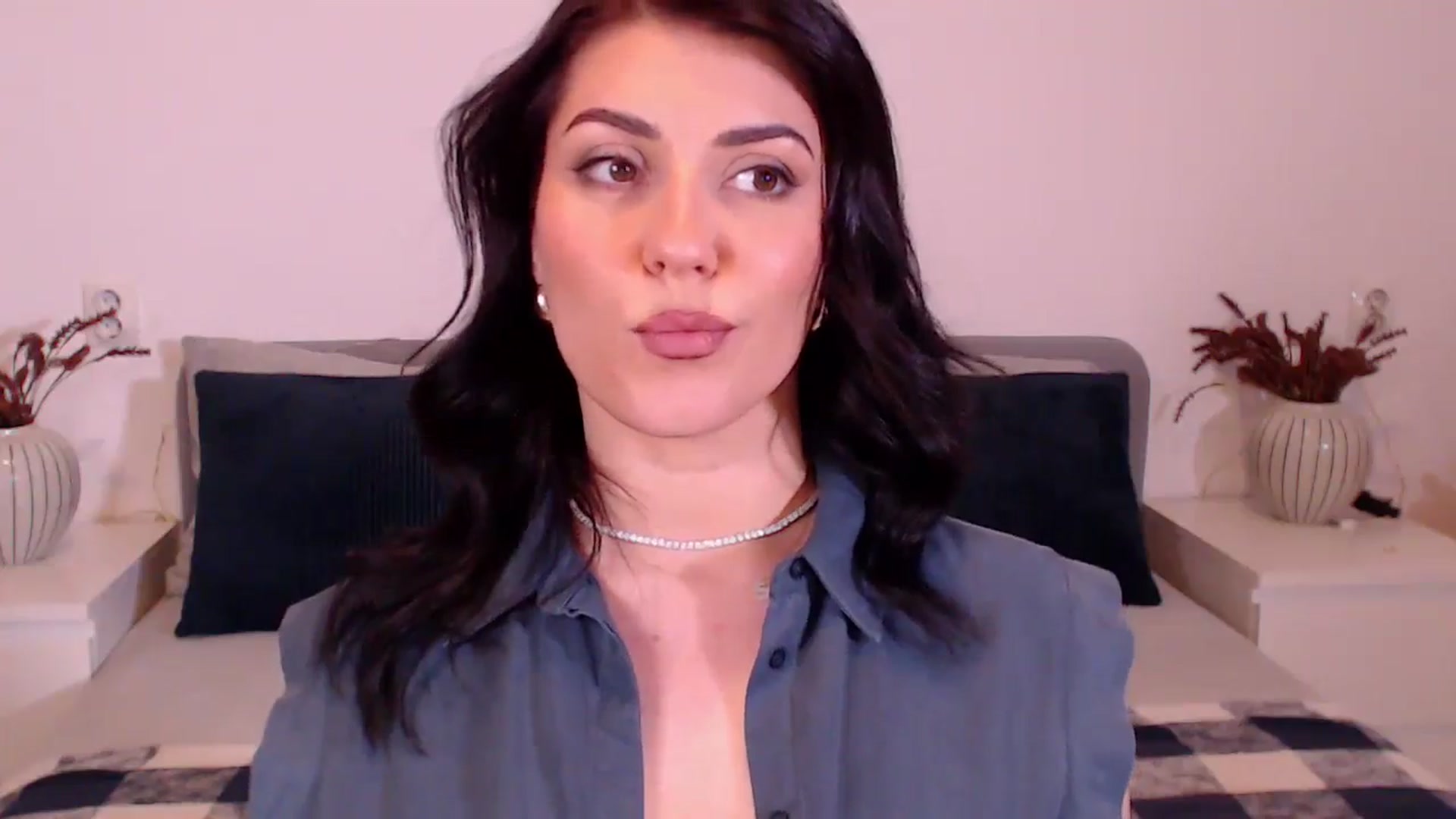 Gallery image thumbnail from BlueStocking's myfreecams stream on, 12/20/2024, 20:05 image 16 of 20