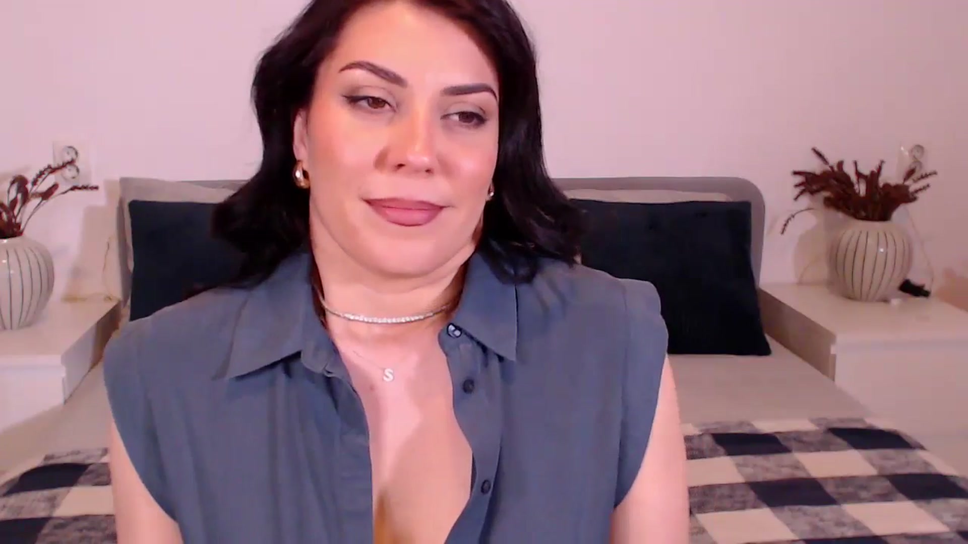 Gallery image thumbnail from BlueStocking's myfreecams stream on, 12/20/2024, 20:05 image 11 of 20