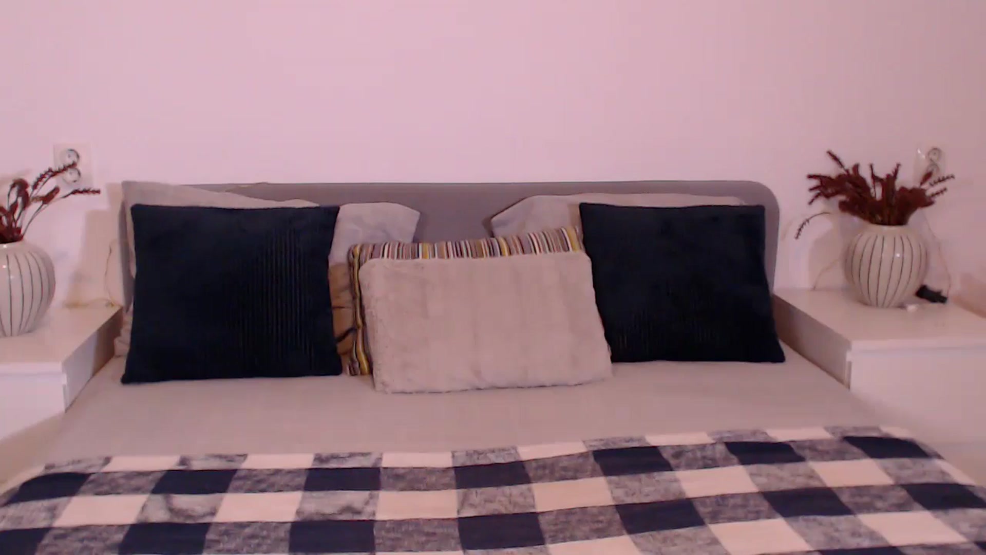 Gallery image thumbnail from BlueStocking's myfreecams stream on, 12/20/2024, 20:05 image 12 of 20