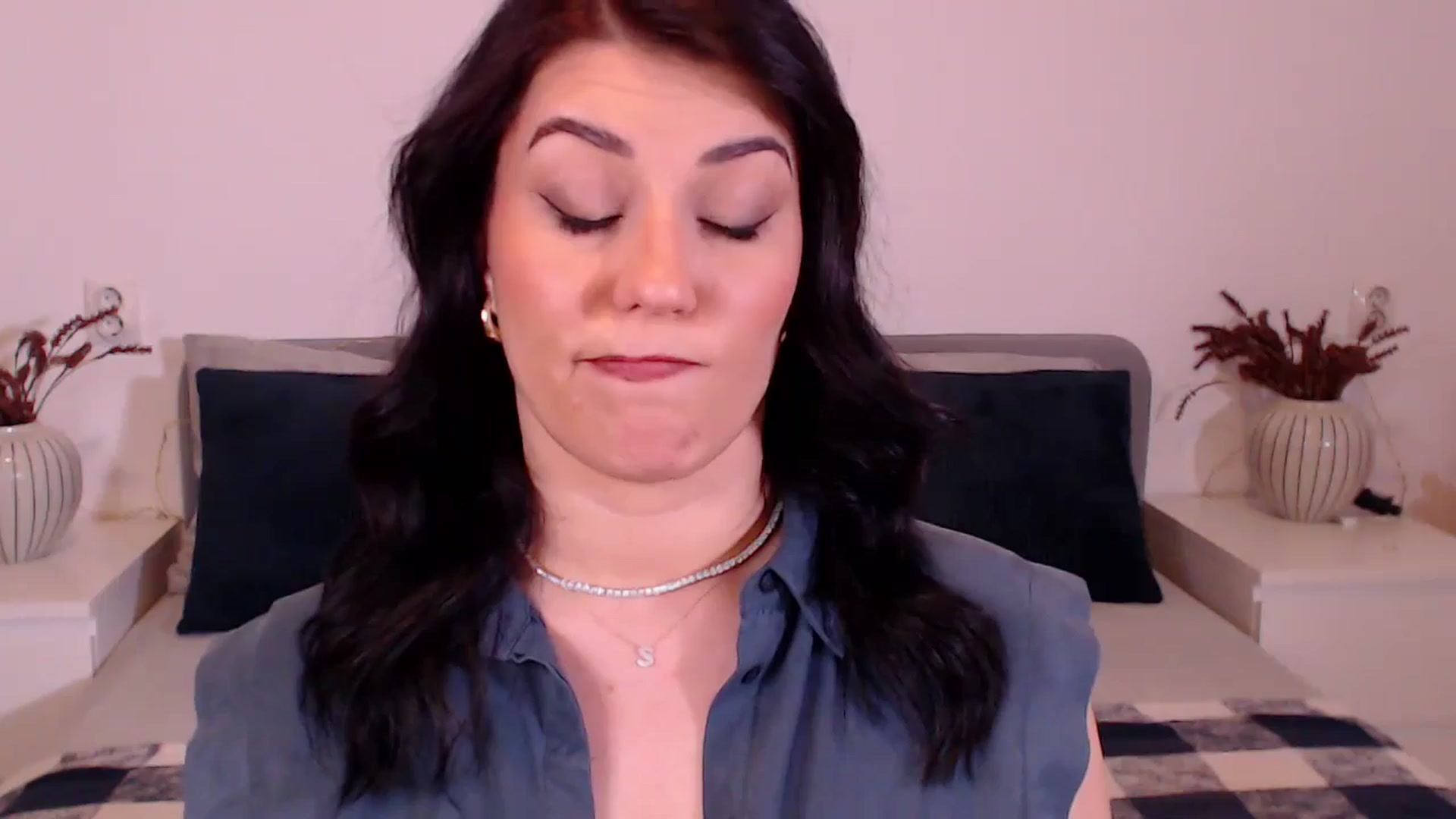 Gallery image thumbnail from BlueStocking's myfreecams stream on, 12/20/2024, 20:05 image 5 of 20