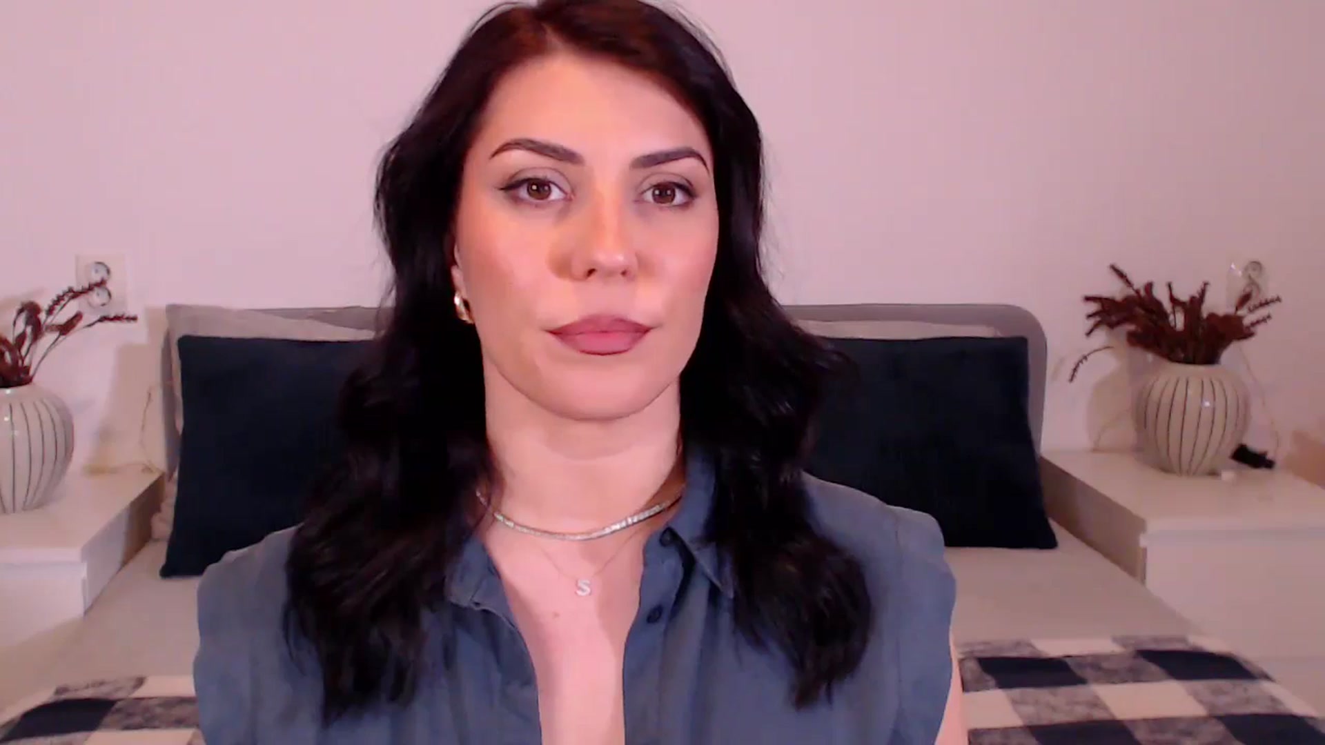 Gallery image thumbnail from BlueStocking's myfreecams stream on, 12/20/2024, 20:05 image 6 of 20