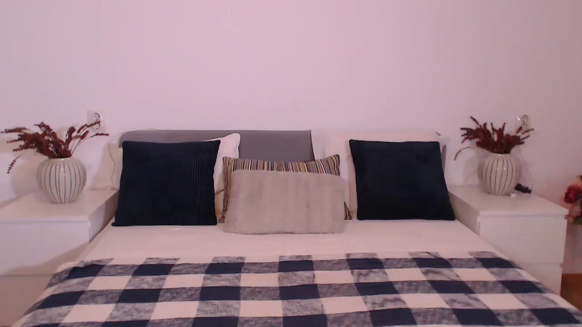 Gallery image thumbnail from BlueStocking's myfreecams stream on, 12/21/2024, 15:30 image 4 of 20