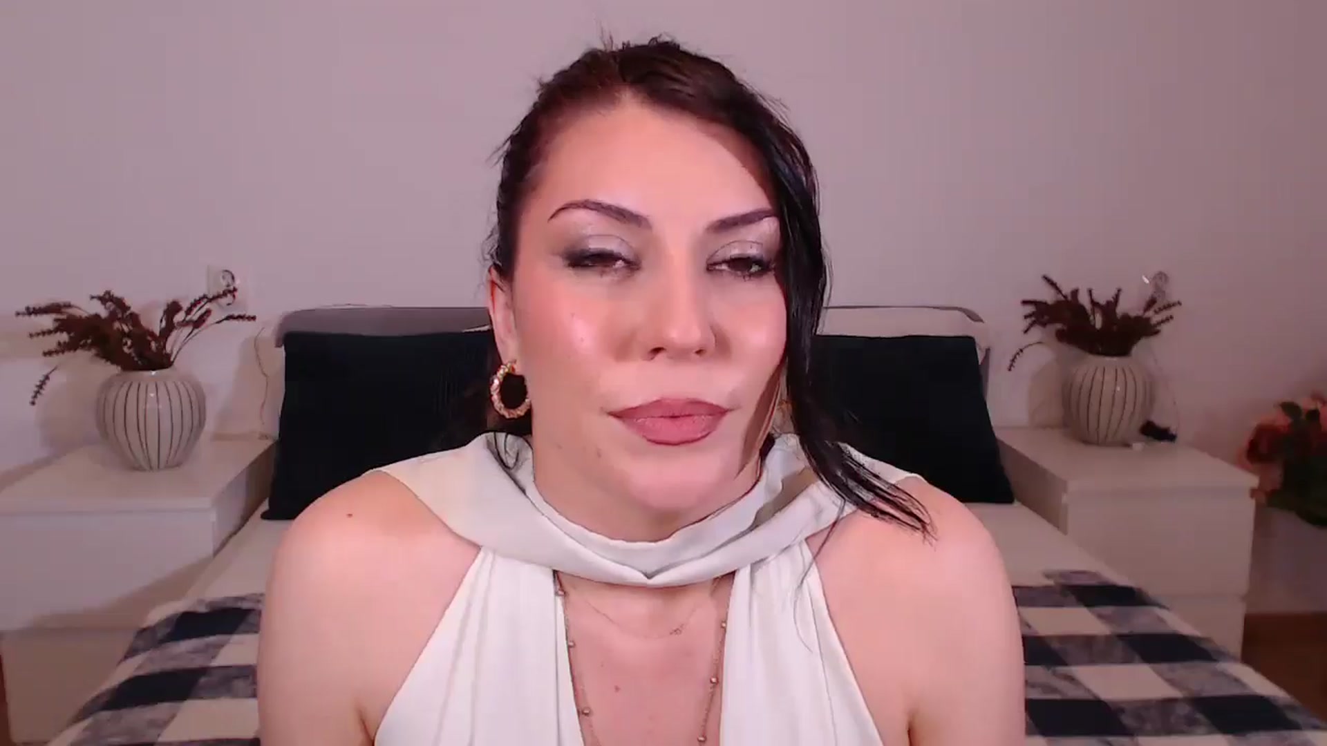 Gallery image thumbnail from BlueStocking's myfreecams stream on, 12/21/2024, 16:33 image 13 of 20