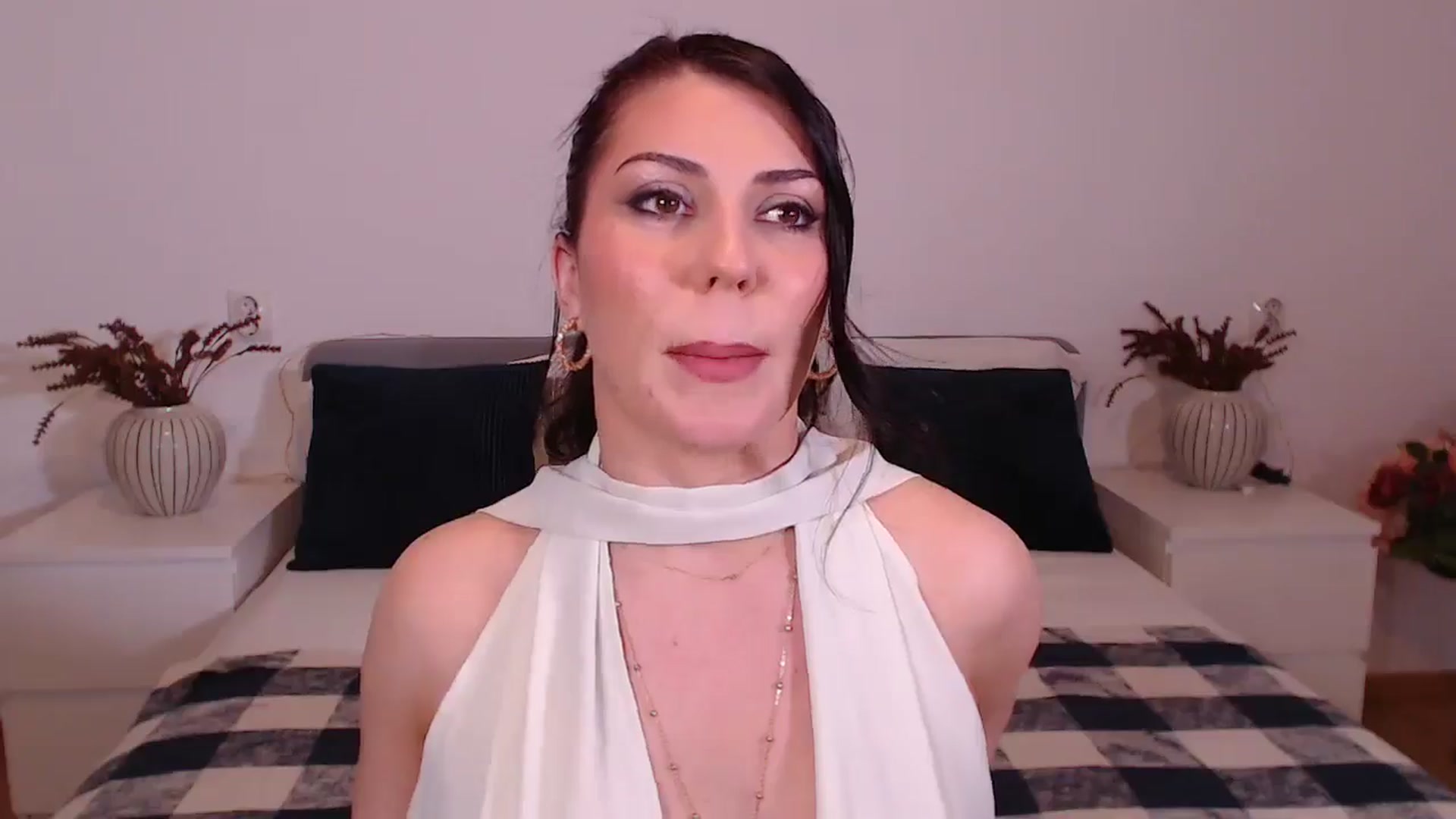 Gallery image thumbnail from BlueStocking's myfreecams stream on, 12/21/2024, 16:33 image 18 of 20