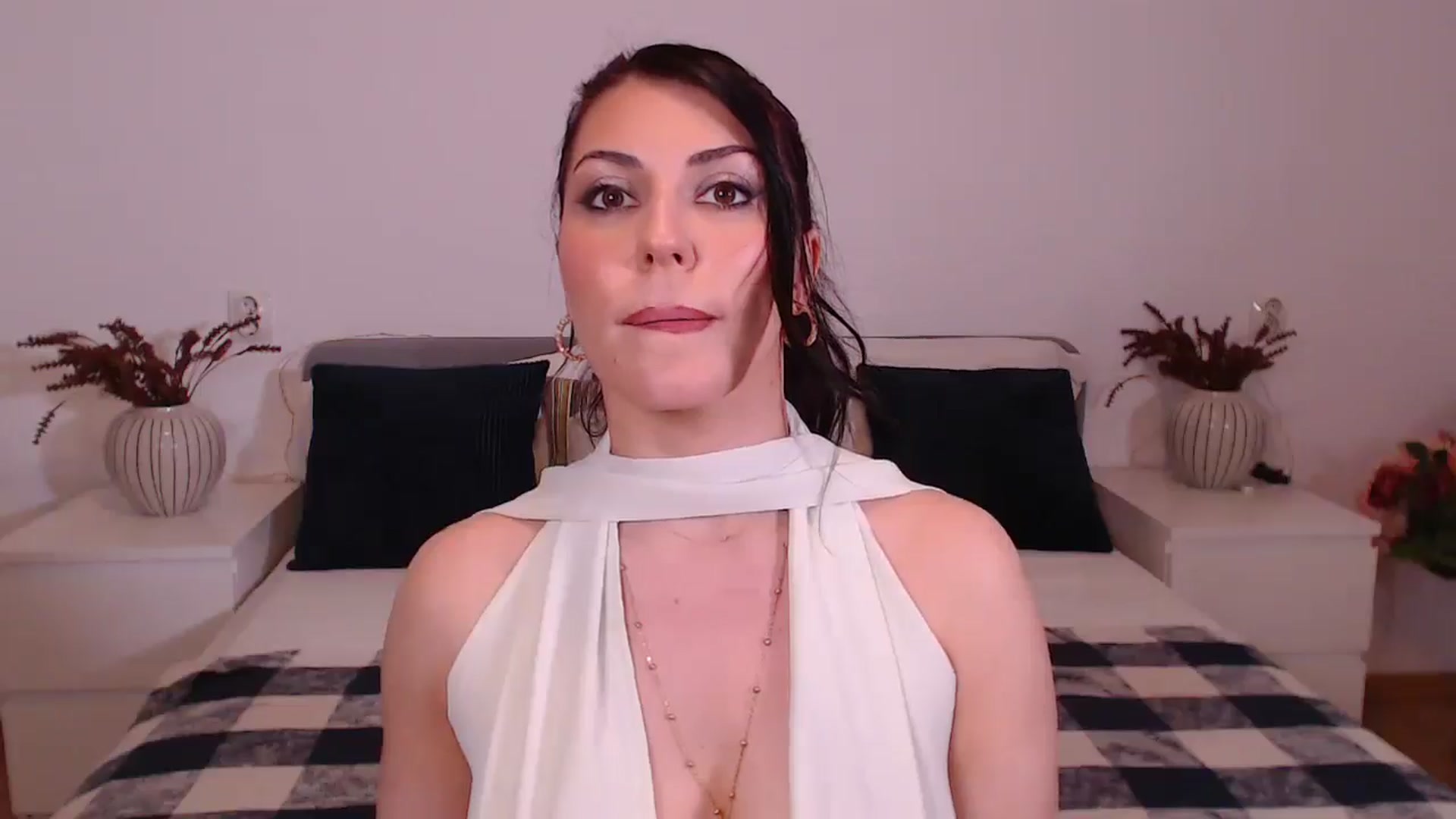 Gallery image thumbnail from BlueStocking's myfreecams stream on, 12/21/2024, 16:33 image 17 of 20