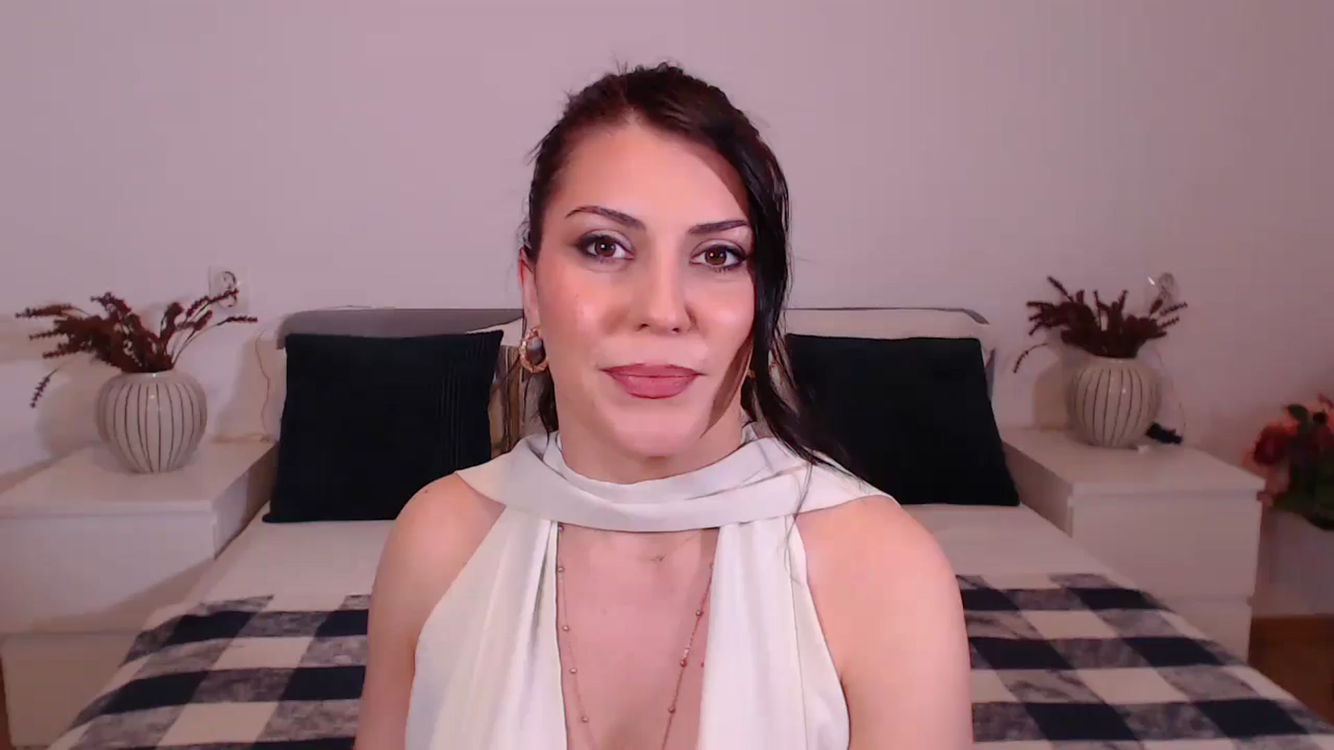 Gallery image thumbnail from BlueStocking's myfreecams stream on, 12/21/2024, 16:33 image 14 of 20