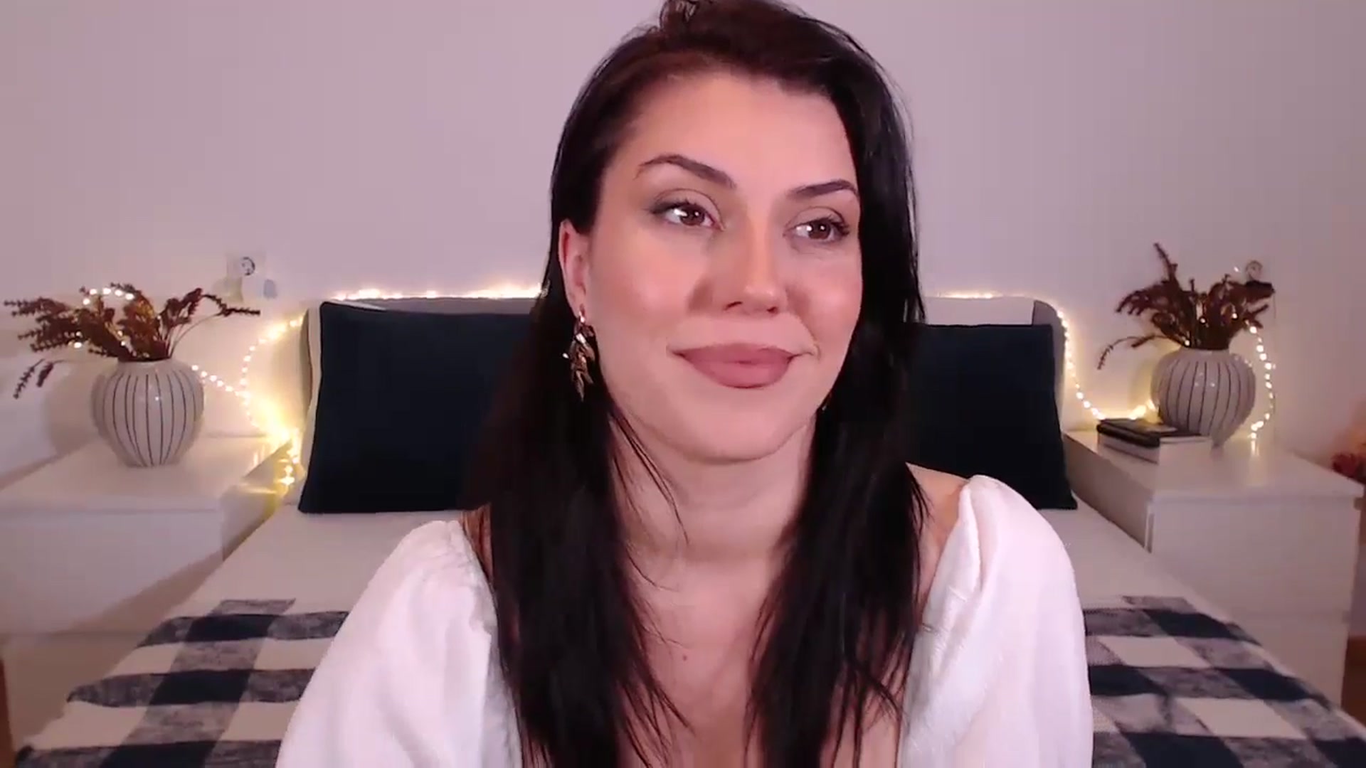 Gallery image thumbnail from BlueStocking's myfreecams stream on, 01/03/2025, 15:38 image 7 of 20