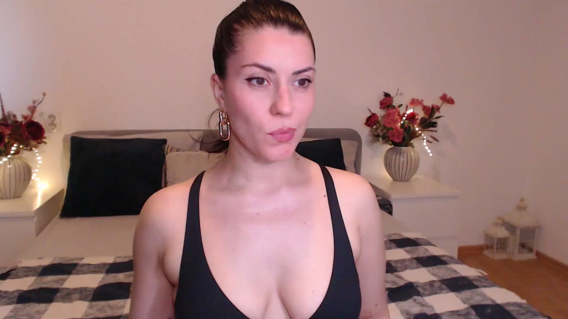 Gallery image thumbnail from BlueStocking's myfreecams stream on, 04/20/2025, 16:24 image 17 of 20