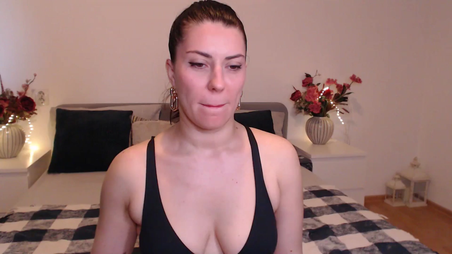 Gallery image thumbnail from BlueStocking's myfreecams stream on, 04/20/2025, 16:24 image 10 of 20