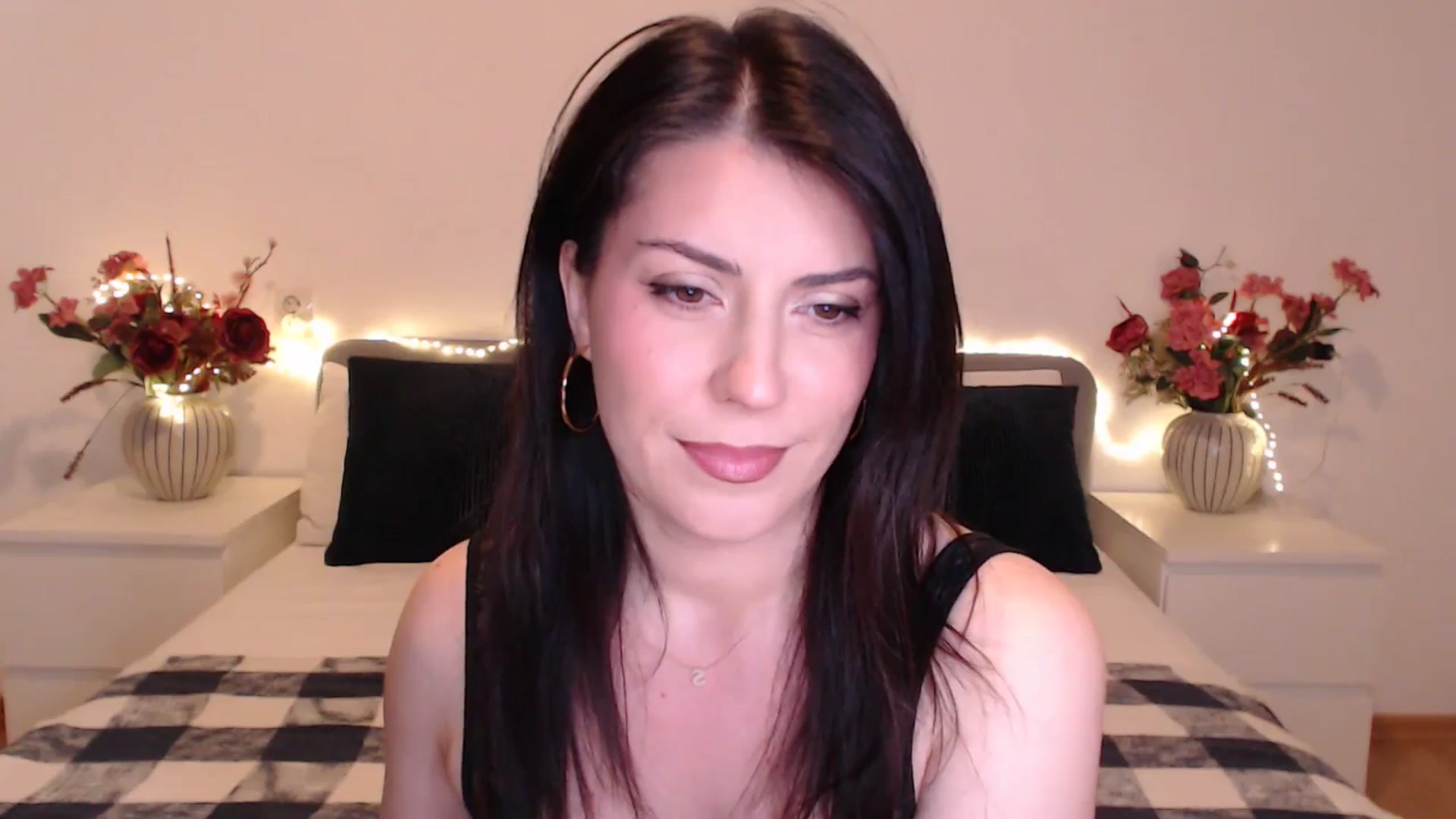 Gallery image thumbnail from BlueStocking's myfreecams stream on, 05/03/2025, 15:45 image 15 of 20