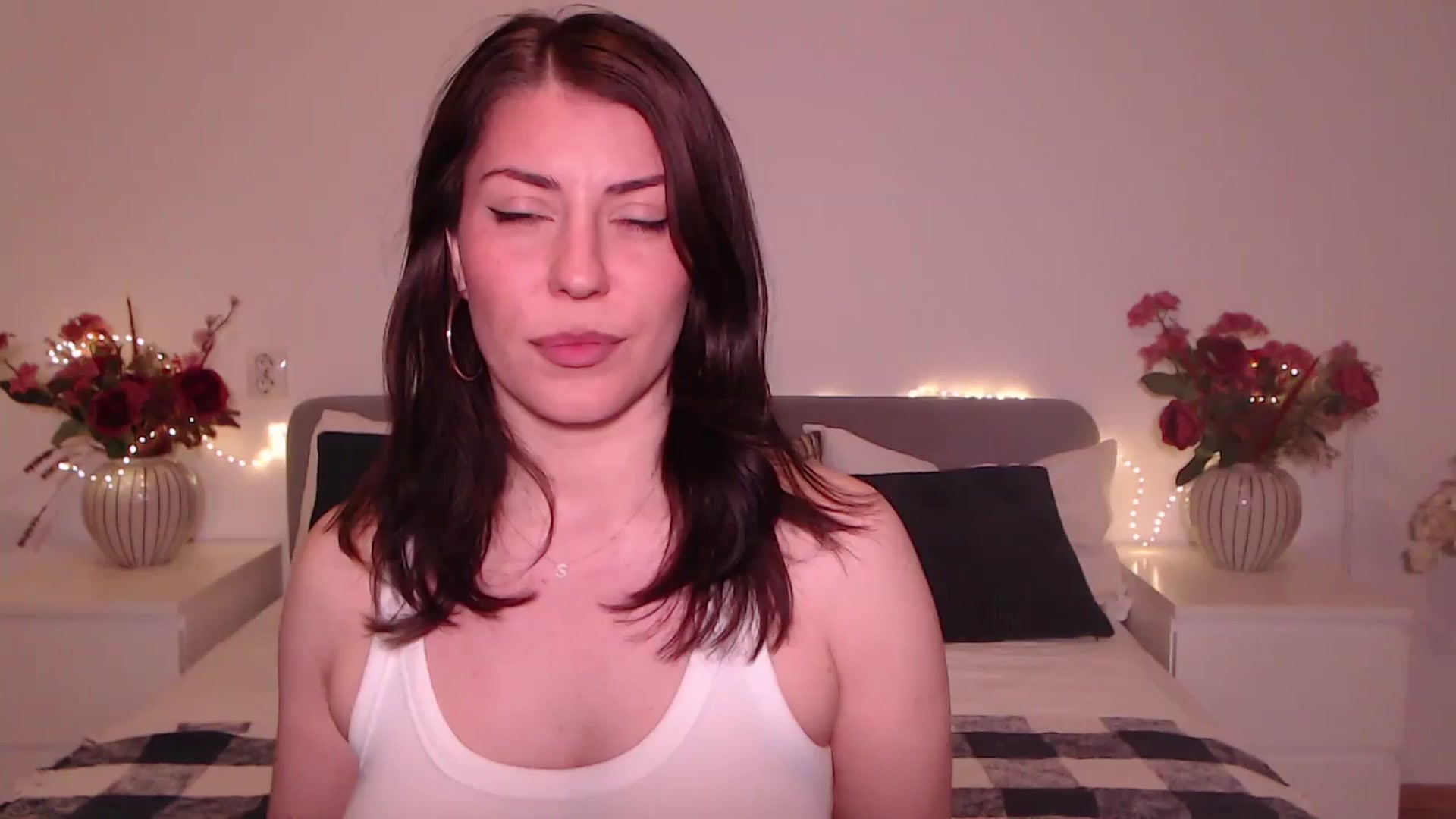 Gallery image thumbnail from BlueStocking's myfreecams stream on, 05/26/2025, 16:06 image 9 of 20