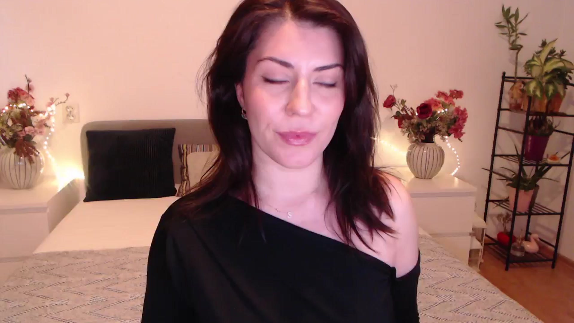 Gallery image thumbnail from BlueStocking's myfreecams stream on, 11/30/2025, 13:15 image 6 of 20