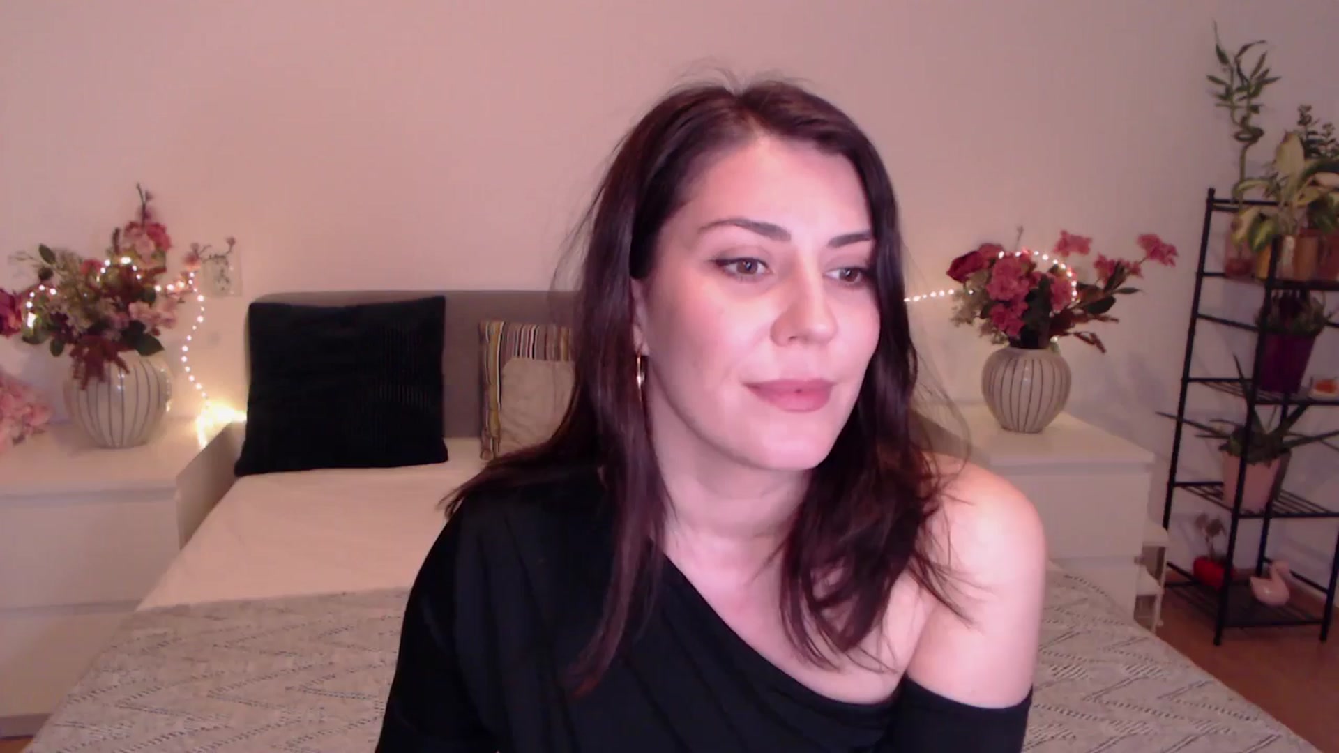 Gallery image thumbnail from BlueStocking's myfreecams stream on, 12/19/2025, 17:05 image 17 of 20