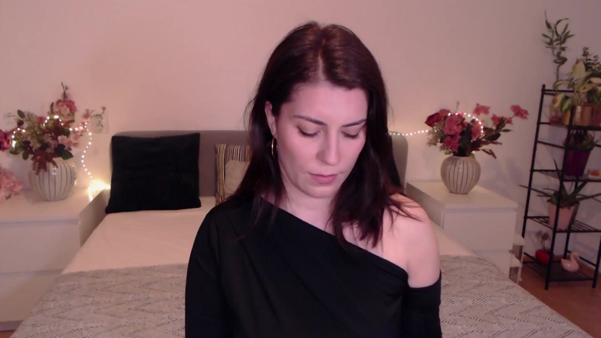Gallery image thumbnail from BlueStocking's myfreecams stream on, 12/19/2025, 17:05 image 12 of 20