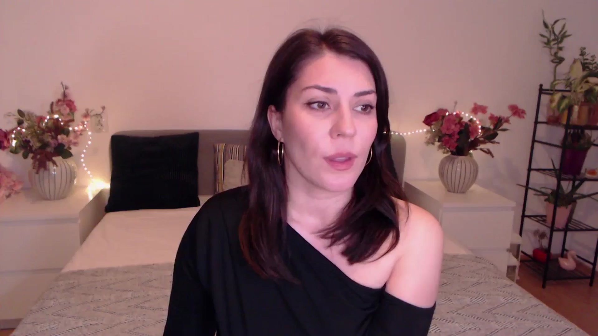 Gallery image thumbnail from BlueStocking's myfreecams stream on, 12/19/2025, 17:05 image 5 of 20