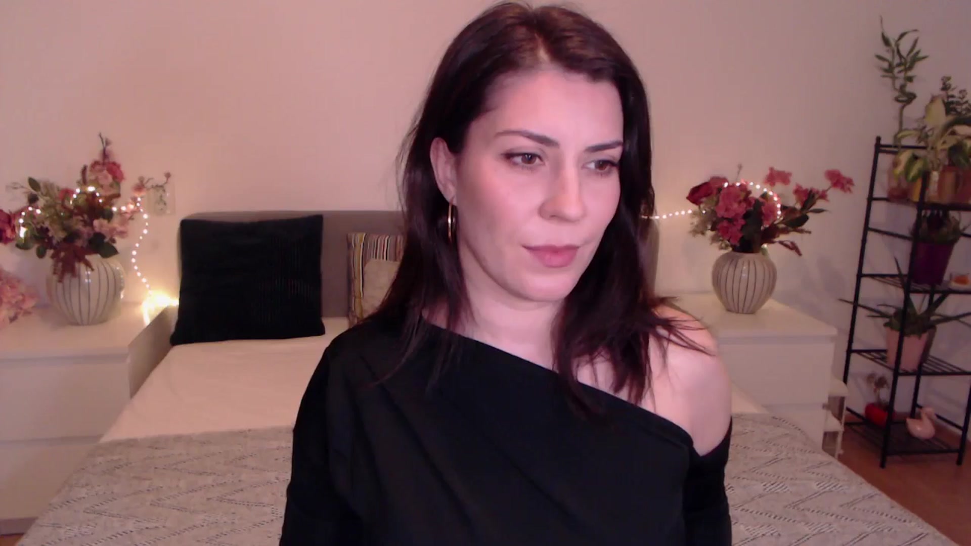 Gallery image thumbnail from BlueStocking's myfreecams stream on, 12/19/2025, 17:05 image 11 of 20