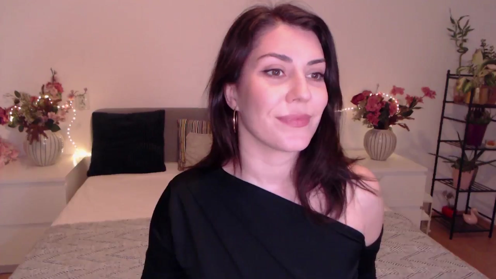 Gallery image thumbnail from BlueStocking's myfreecams stream on, 12/19/2025, 17:05 image 10 of 20