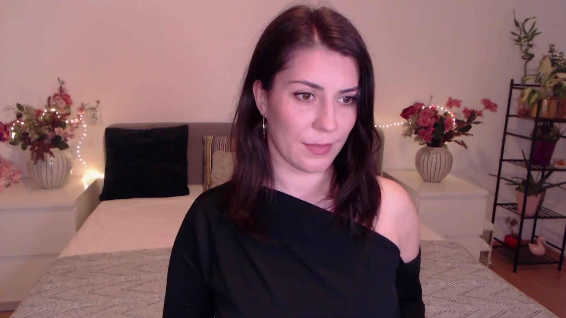 Gallery image thumbnail from BlueStocking's myfreecams stream on, 12/19/2025, 17:05 image 2 of 20