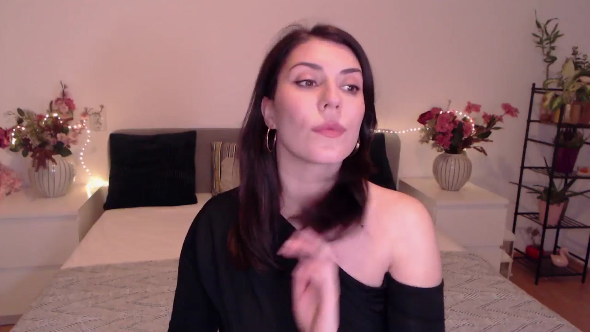 Gallery image thumbnail from BlueStocking's myfreecams stream on, 12/19/2025, 17:05 image 4 of 20