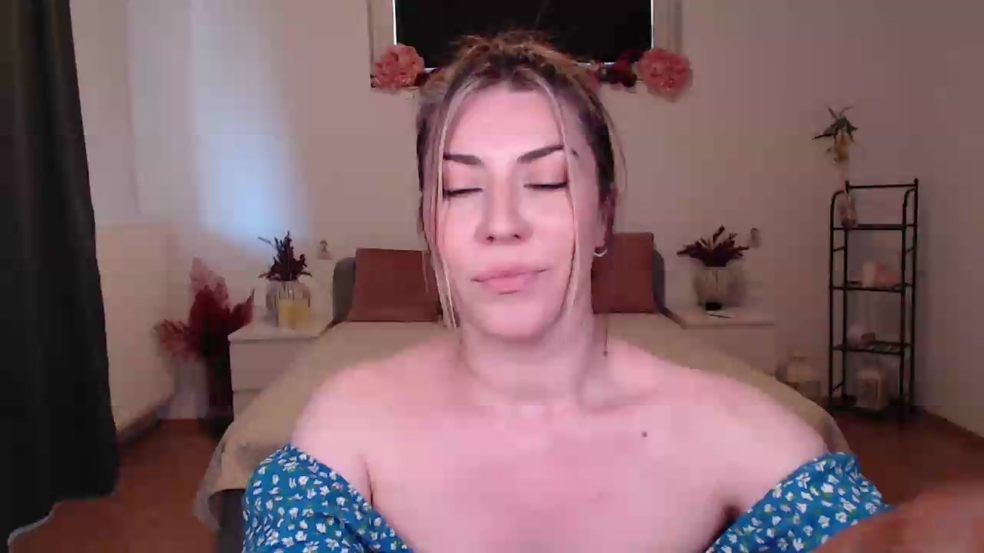 Gallery image thumbnail from BlueStocking's myfreecams stream on, 06/29/2026, 12:17 image 1 of 20