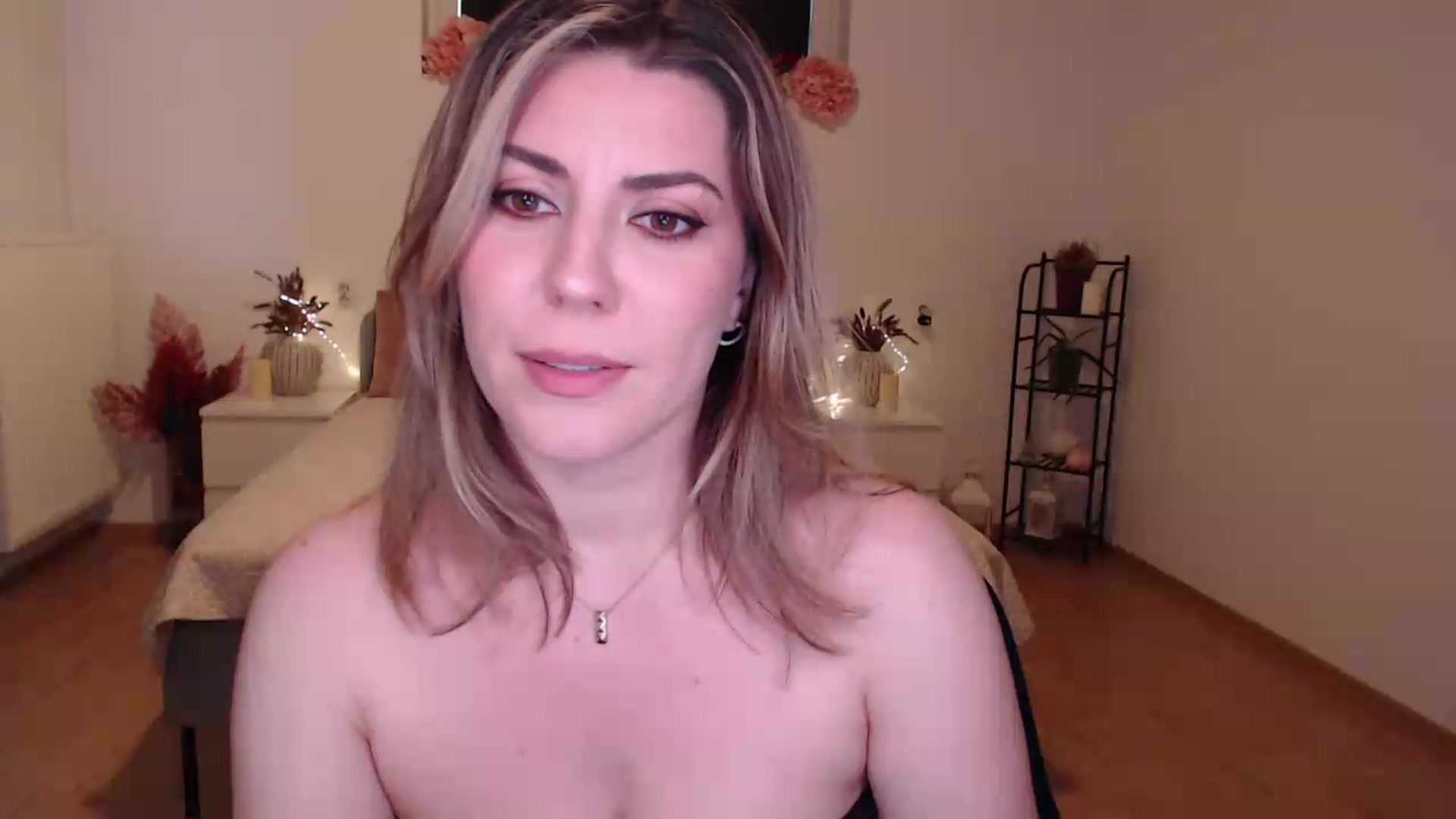 Gallery image thumbnail from BlueStocking's myfreecams stream on, 07/19/2026, 12:59 image 17 of 20