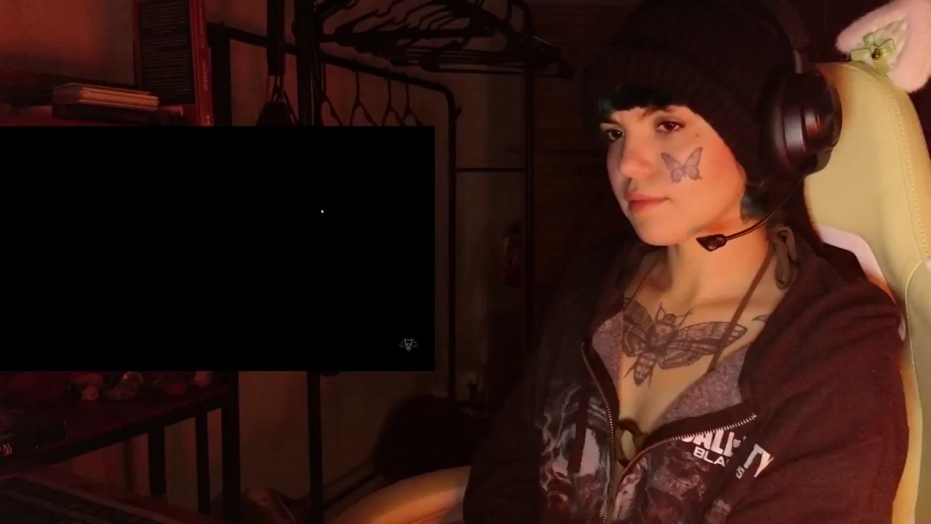 Gallery image thumbnail from Bluedweeb's myfreecams stream on, 12/17/2024, 24:22 image 17 of 20