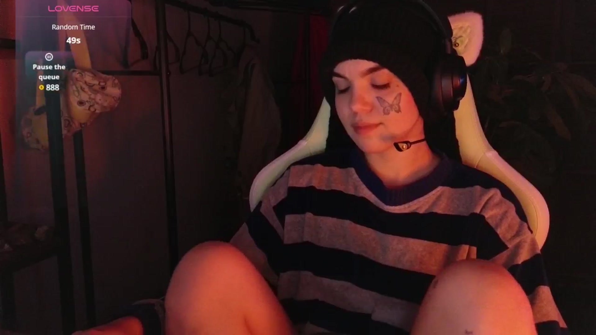 Gallery image thumbnail from Bluedweeb's myfreecams stream on, 12/23/2024, 06:53 image 17 of 20