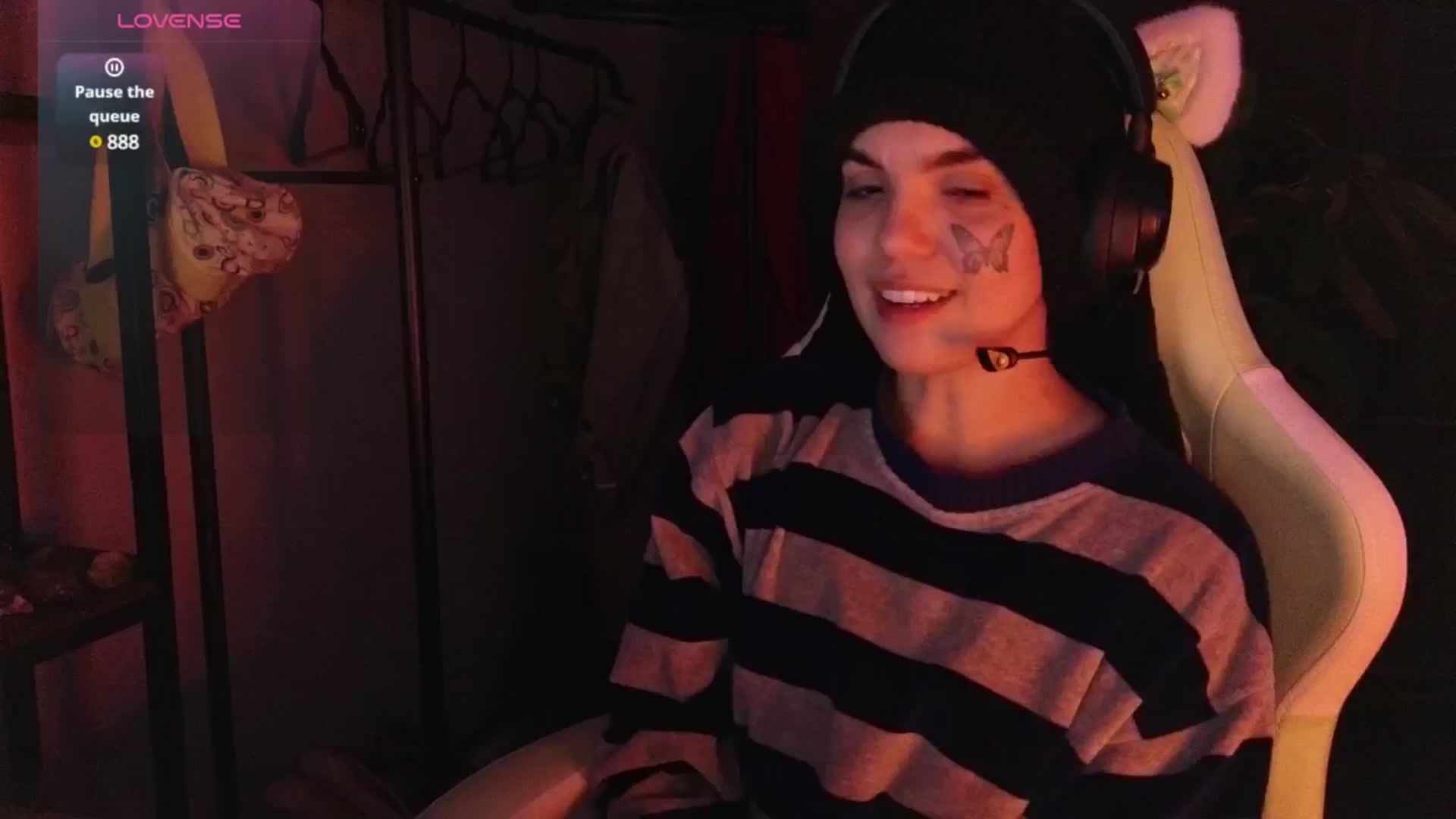 Gallery image thumbnail from Bluedweeb's myfreecams stream on, 12/23/2024, 07:23 image 15 of 20