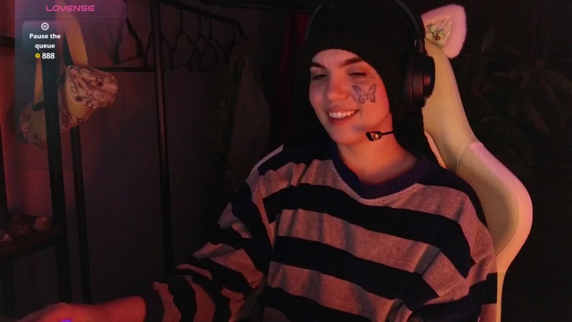 Gallery image thumbnail from Bluedweeb's myfreecams stream on, 12/23/2024, 07:23 image 16 of 20