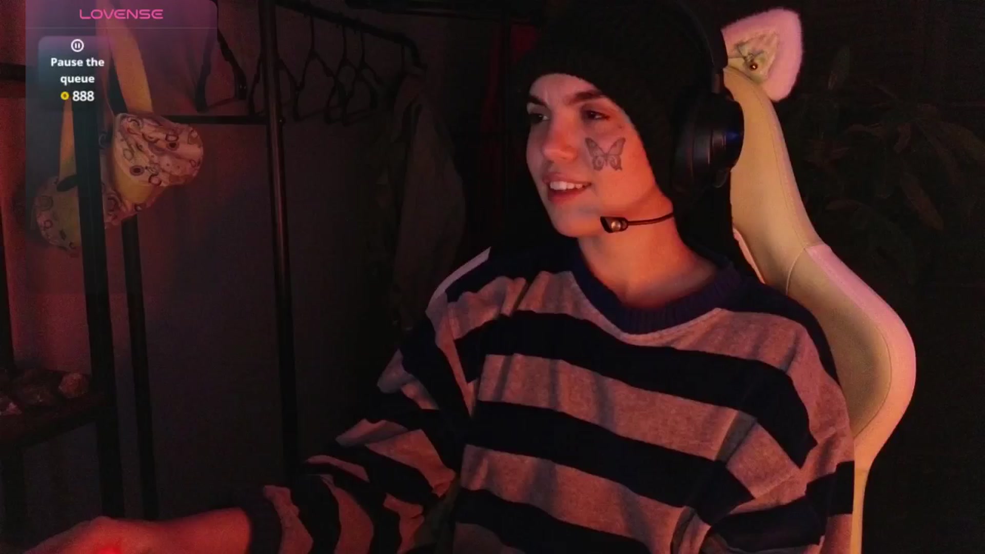 Gallery image thumbnail from Bluedweeb's myfreecams stream on, 12/23/2024, 07:23 image 18 of 20