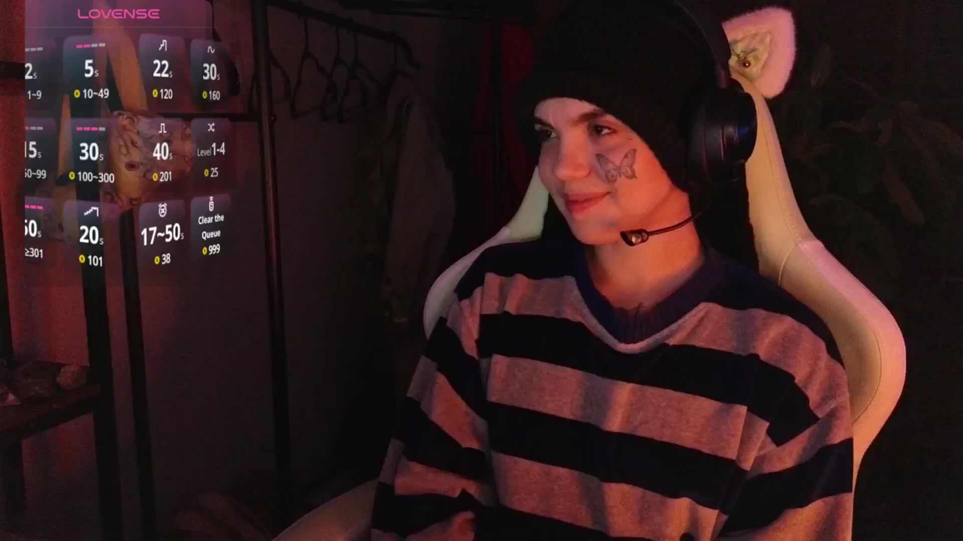 Gallery image thumbnail from Bluedweeb's myfreecams stream on, 12/23/2024, 07:23 image 6 of 20