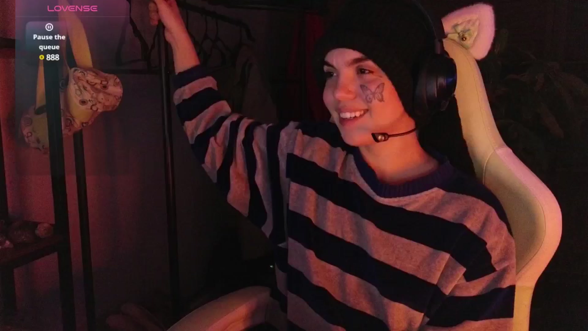 Gallery image thumbnail from Bluedweeb's myfreecams stream on, 12/23/2024, 07:23 image 13 of 20