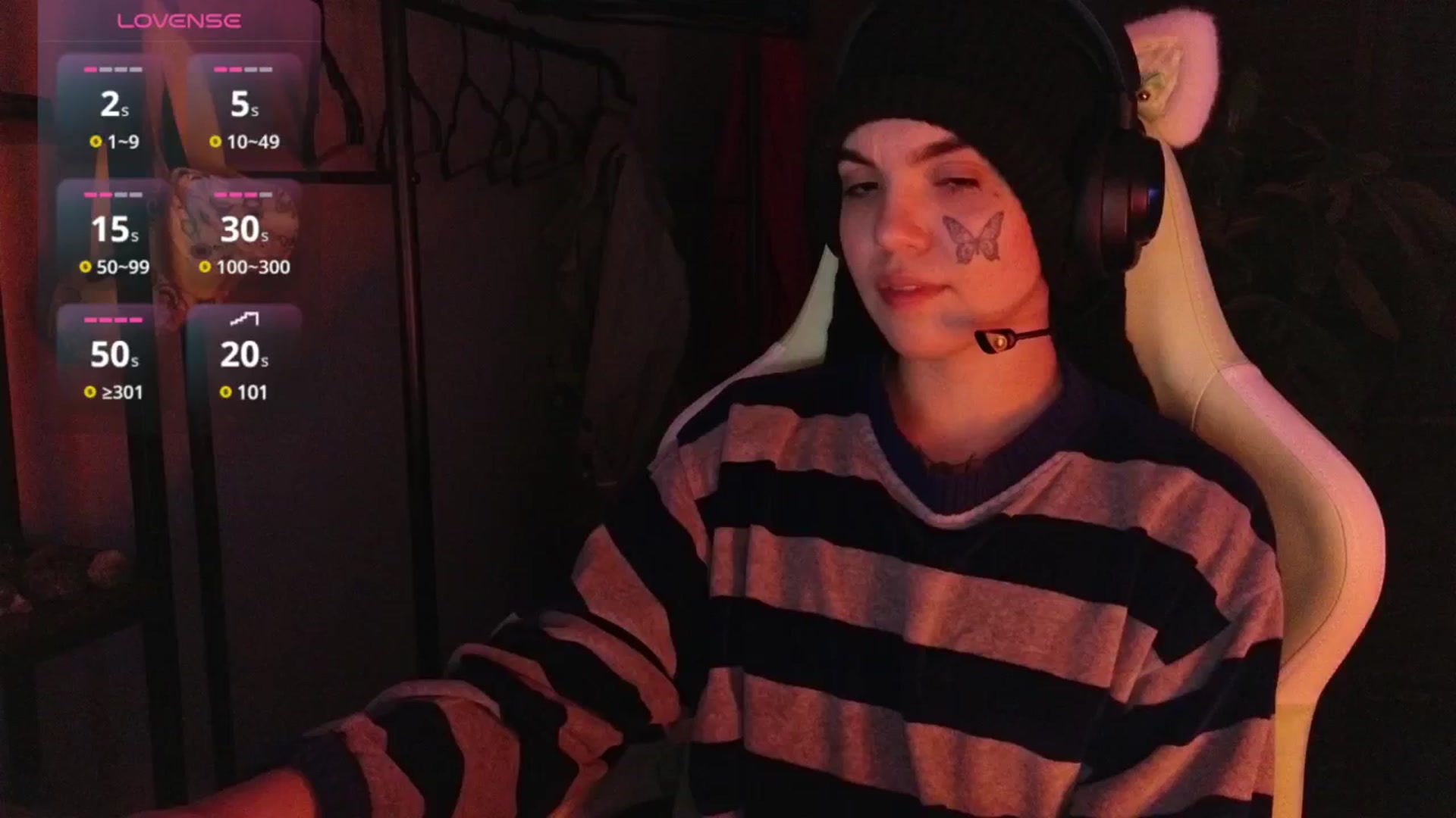 Gallery image thumbnail from Bluedweeb's myfreecams stream on, 12/23/2024, 07:23 image 1 of 20